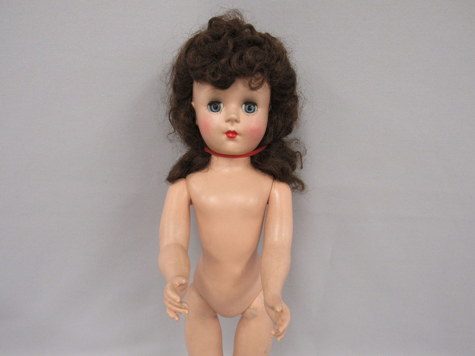 18 IN. MARY HOYER "GIGI":: MARKED ORIGINAL MARY HOYER DOLL. PLAYED WITH NUDE, BRUNETTE, NEEDS CLEANING, WEAR AT JOINTS - G