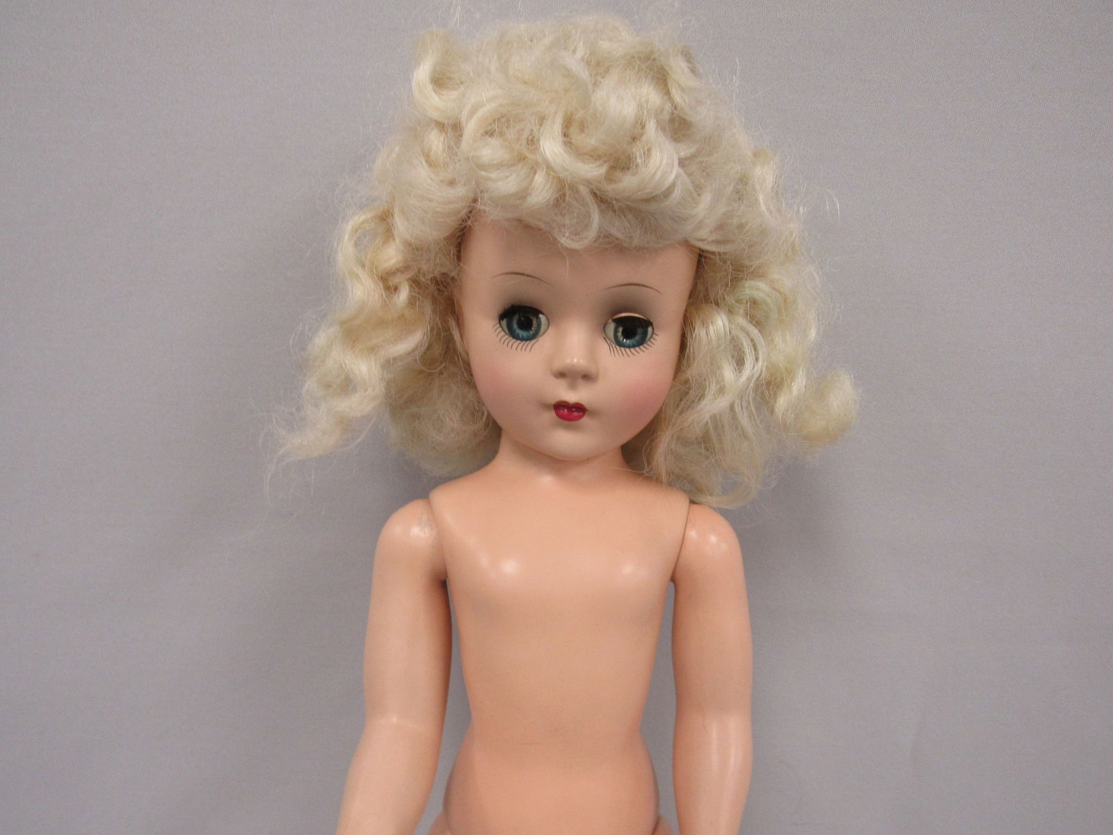 18 IN. MARY HOYER "GIGI":: MARKED ORIGINAL MARY HOYER DOLL. PLAYED WITH NUDE, BLONDE, NEEDS CLEANING, WEAR AT JOINTS - G