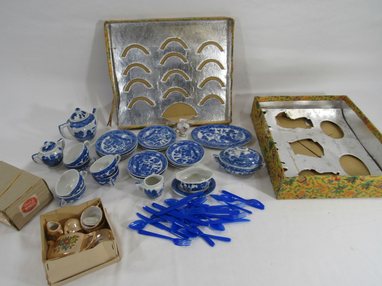 3 DOLL/CHILD TEA SETS:: INCLUDES BLUE WILLOW SET, TEAPOT WITH LID, SUGAR WITH LID, CREAMER, GRAVY BOWL WITH TRAY, COVERED TUREEN, 6 CUPS, 7 PLATES, 5 SAUCERS & PLATTER MADE IN JAPAN. BIRD SET, JAPAN, TEAPOT WITH LID, SUGAR