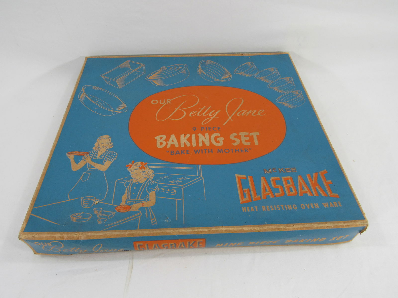 CHILDS GLASS BAKEWARE SET WITH BOX:: 9 PIECE SET, 4 SMALL BOWLS, 2 LARGER BOWLS & 1 LID, OVAL DISH, RECTANGLE LOAF BOX IS SCUFFED BUT CLEAN