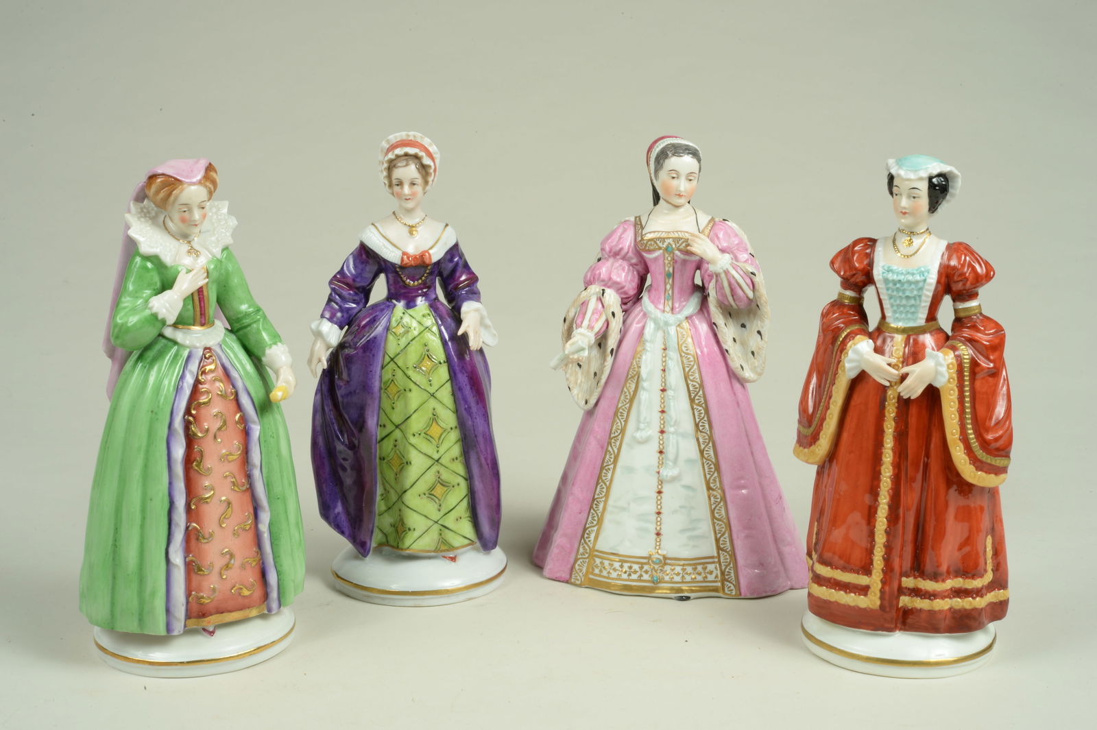 (4) 8 IN. PORCELAIN FIGURINES OF QUEENS:: LOT OF 3 CHINA HEAD DOLLS & 2 CHINA HEADS: PORCELAIN FIGURINES OF ROYALTY INCLUDING QUEEN ELIZABETH & DIANE DE POITIERS, ALL 8 INCHES TALL - EXCELLENT