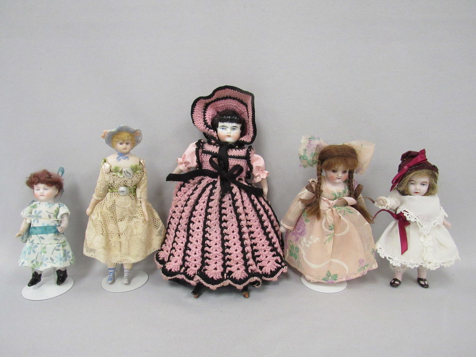 CHINA & PORCELAIN DOLL GROUP: (1 of 9)