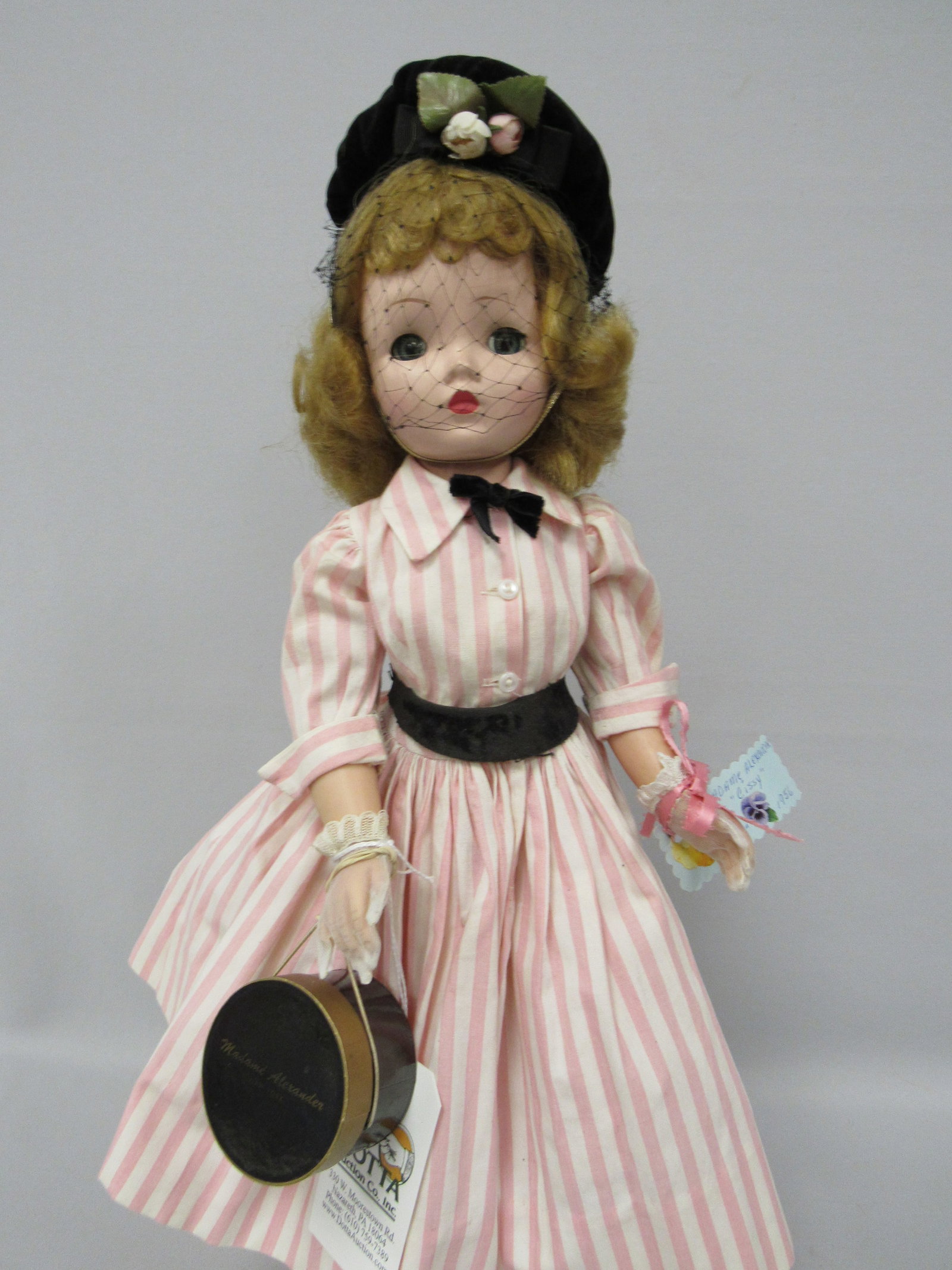21 IN. CISSY BY MADAME ALEXANDER:: ALL ORIGINAL. DRESS, HAT, BELT, GLOVES, SHOES, HATBOX WITH GLOVES & STOCKINGS. VELVET BELT HAS LEFT SOME FUZZ ON DRESS - G