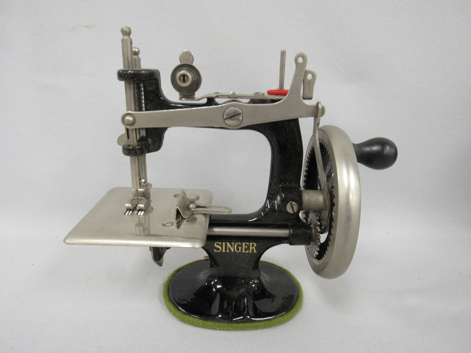BOXED 1926 GIRLS SINGER SEWING MACHINE: - 2