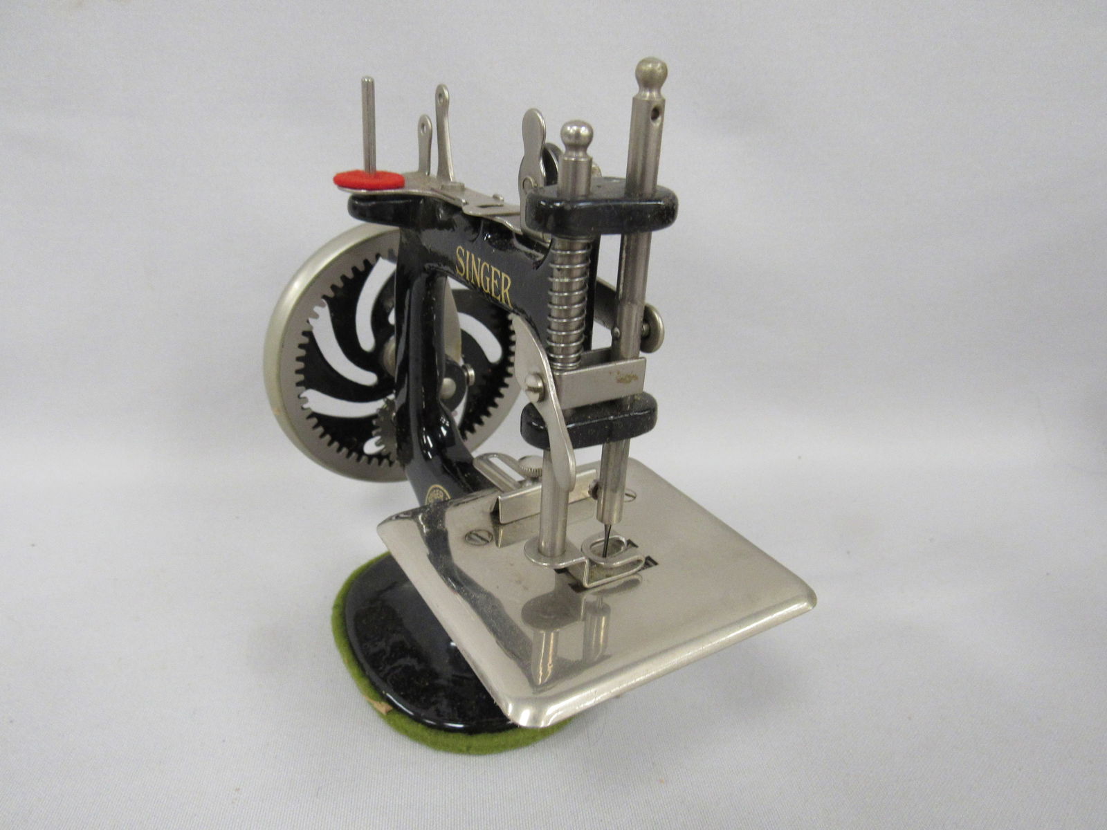 BOXED 1926 GIRLS SINGER SEWING MACHINE: - 3