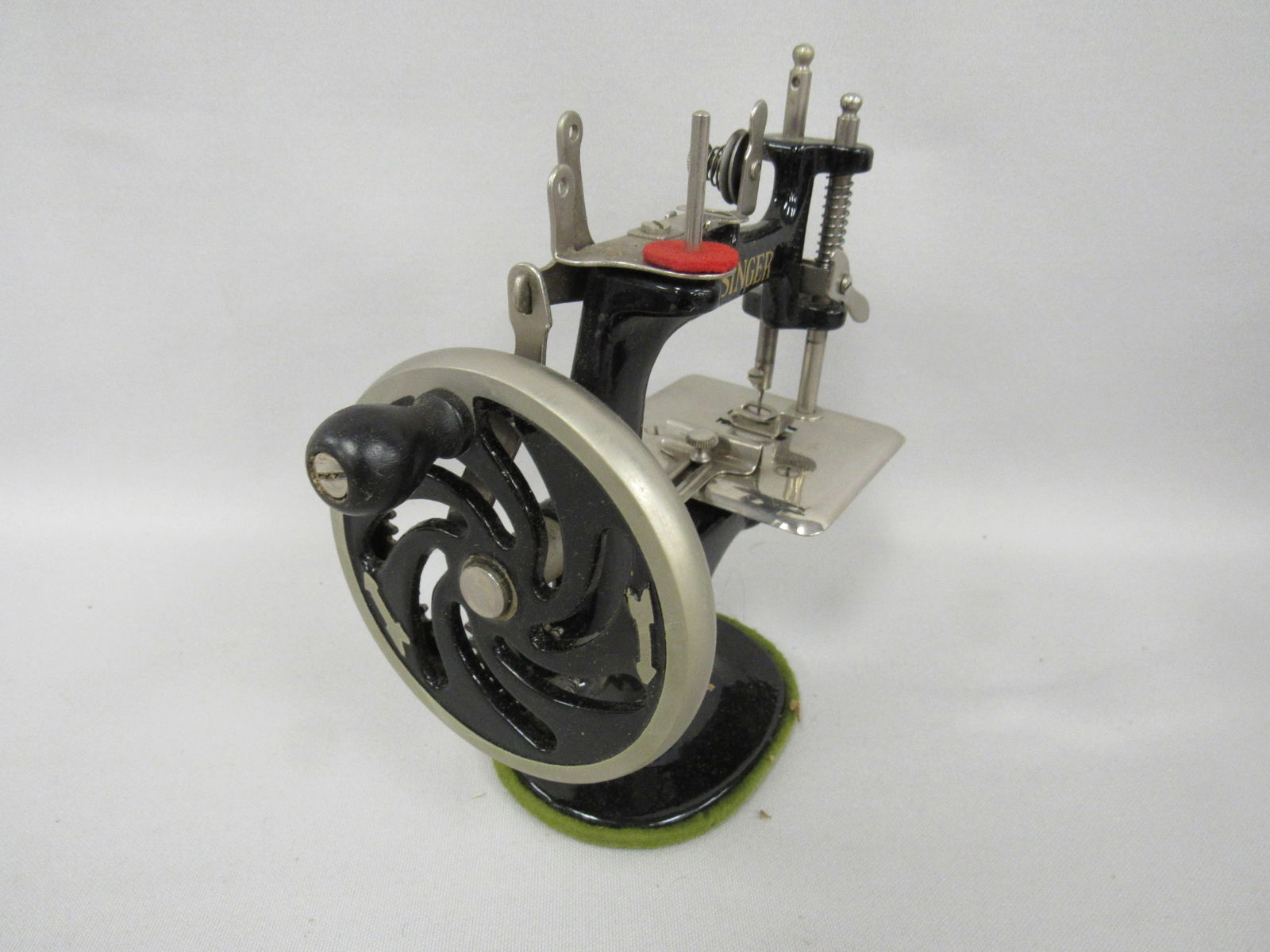 BOXED 1926 GIRLS SINGER SEWING MACHINE: - 4