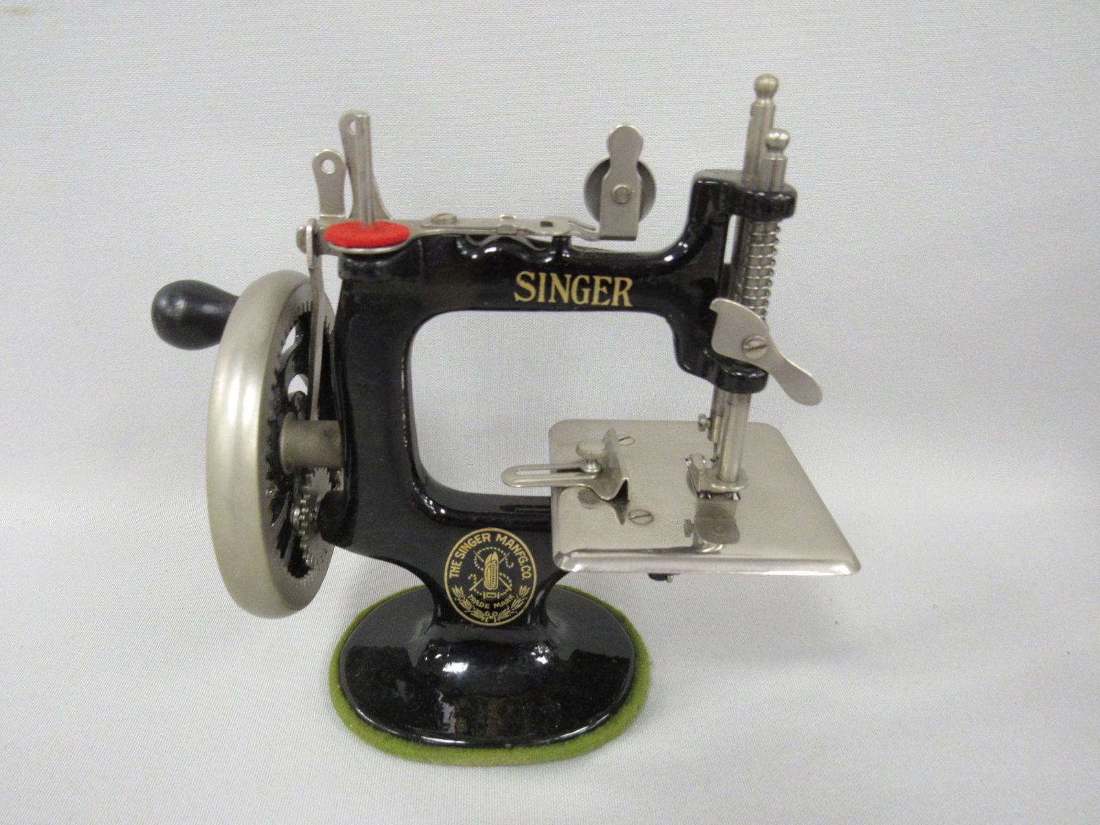 BOXED 1926 GIRLS SINGER SEWING MACHINE: - 5
