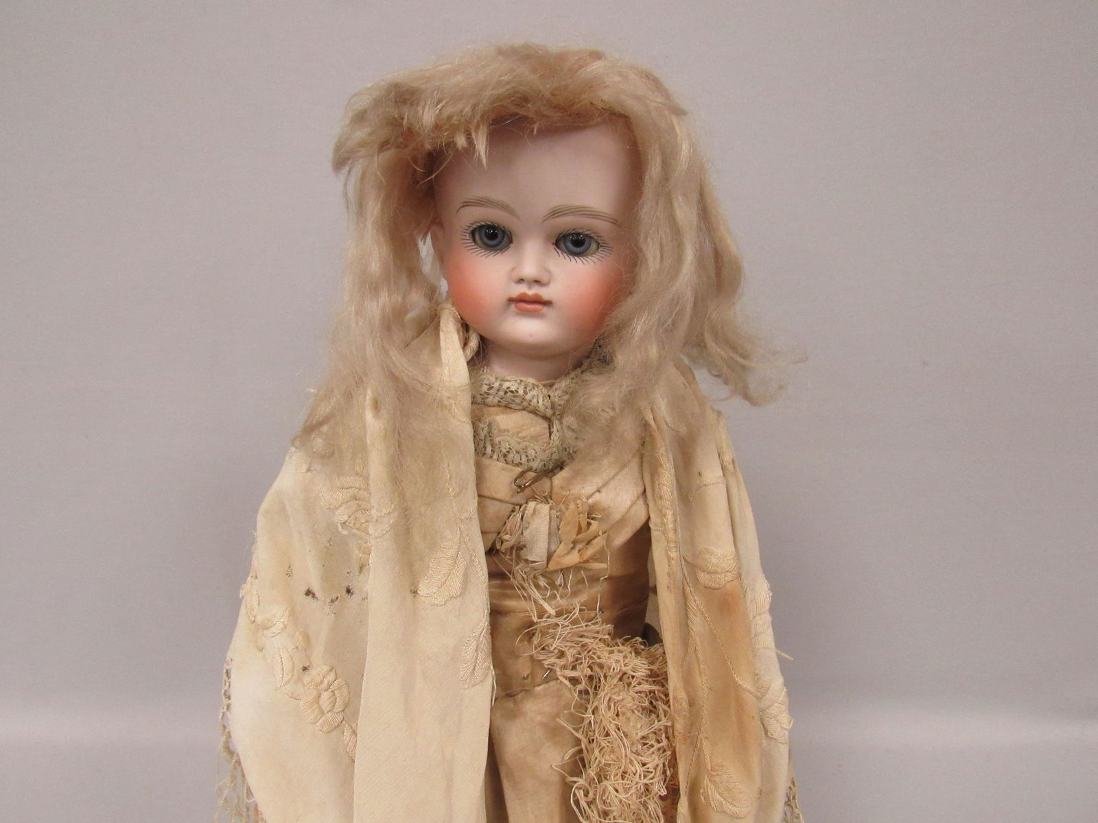 17 IN. KESTNER C.M. TURNED HEAD MARKED 9:: BISQUE SHOULDERPLATE SLEEP EYES, NO DAMAGE, KID & CLOTH BODY, BISQUE ARMS, SLEEP EYES, LAYERS OF OLD CLOTHING, GREAT SHOES & HAT, SOME SEPARATION OF SILK ON DRESS & HAT. PINKY ON RT. HAND BROKEN -