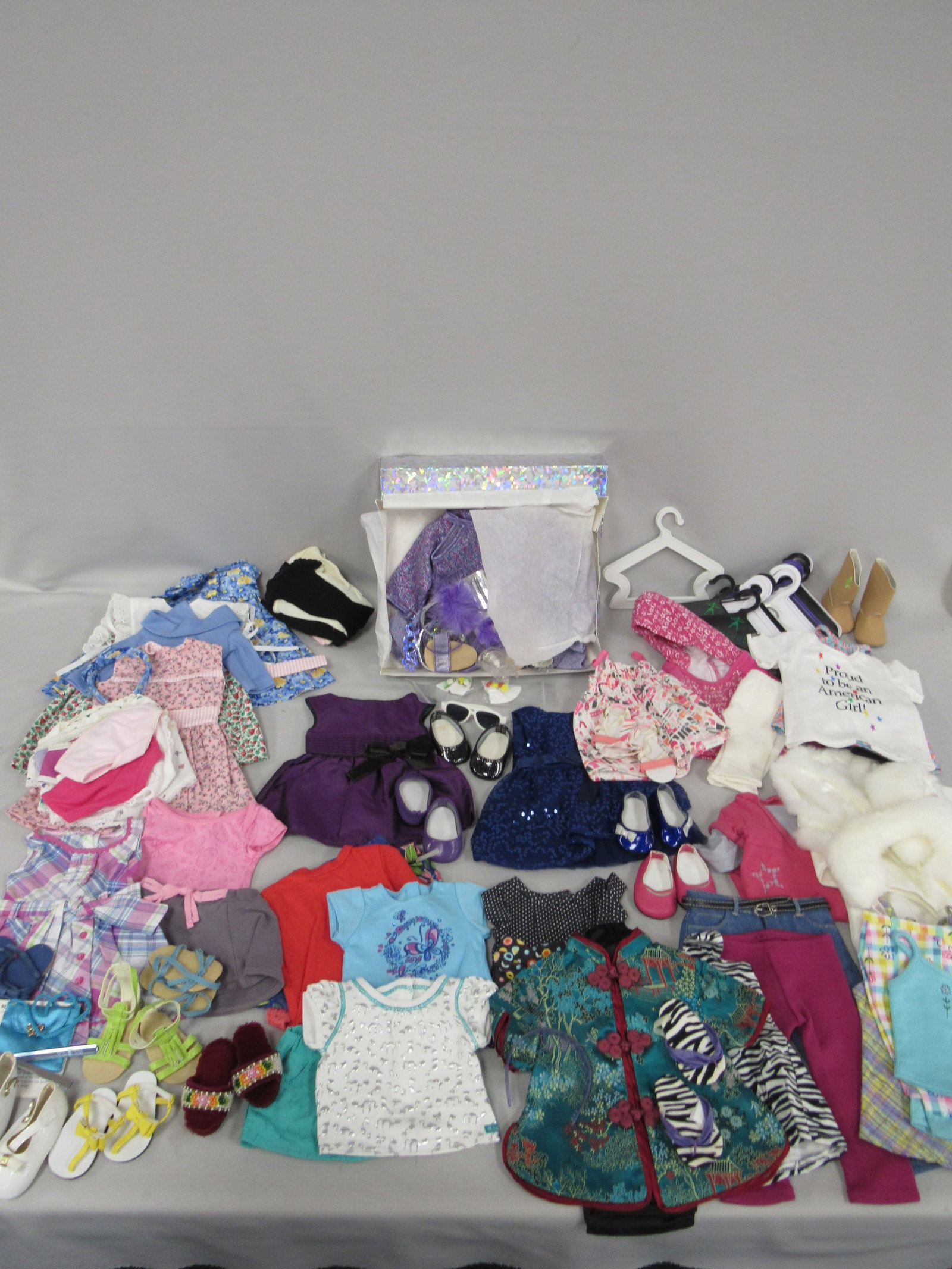 LARGE GROUP OF AMERICAN GIRL CLOTHES & ACCESSORIES (1 of 6)