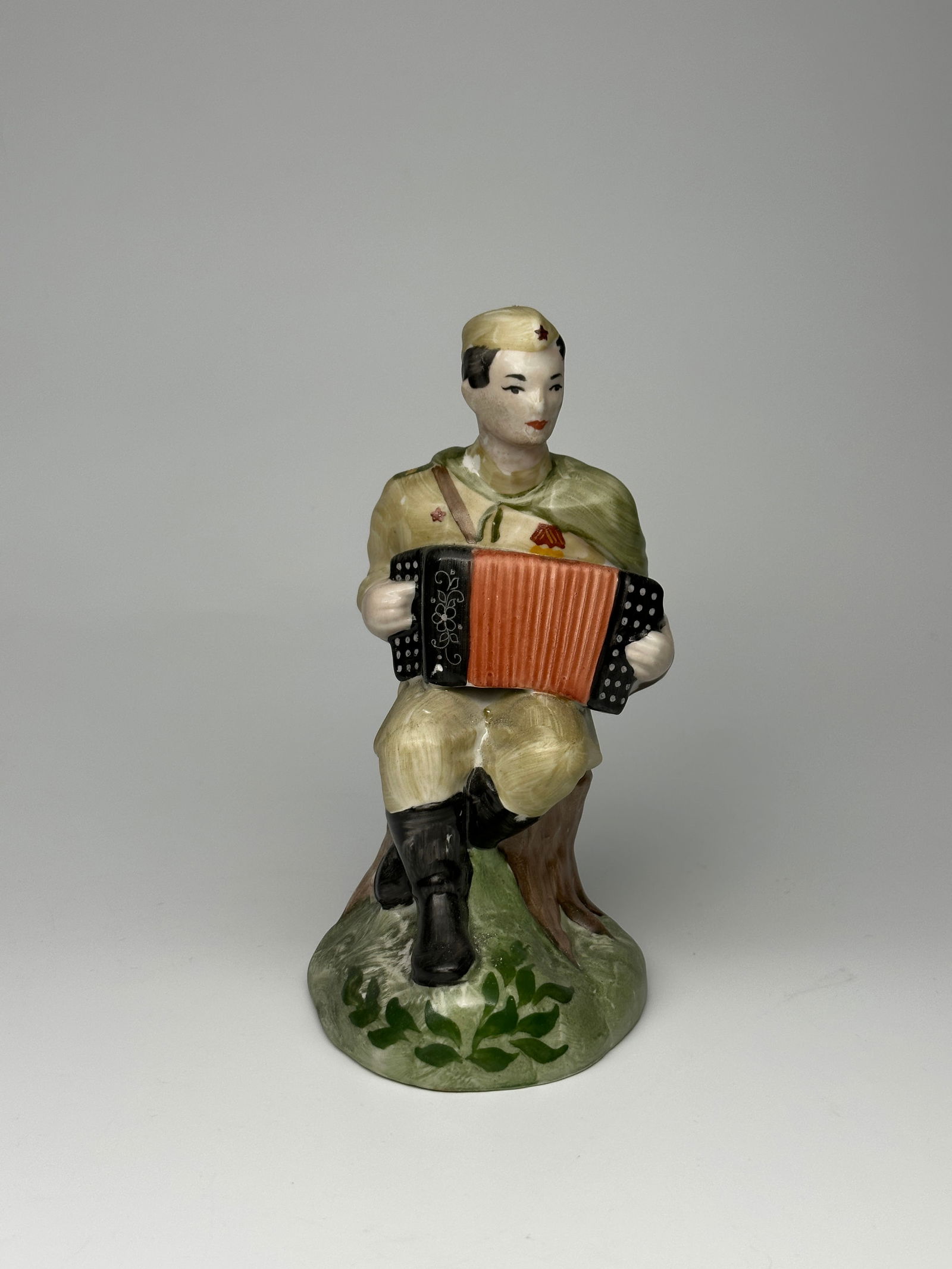 Rare Vintage Soviet Porcelain WWII Figurine â€œRed Army Soldier playing the Accordion" Baranovka (1 of 5)
