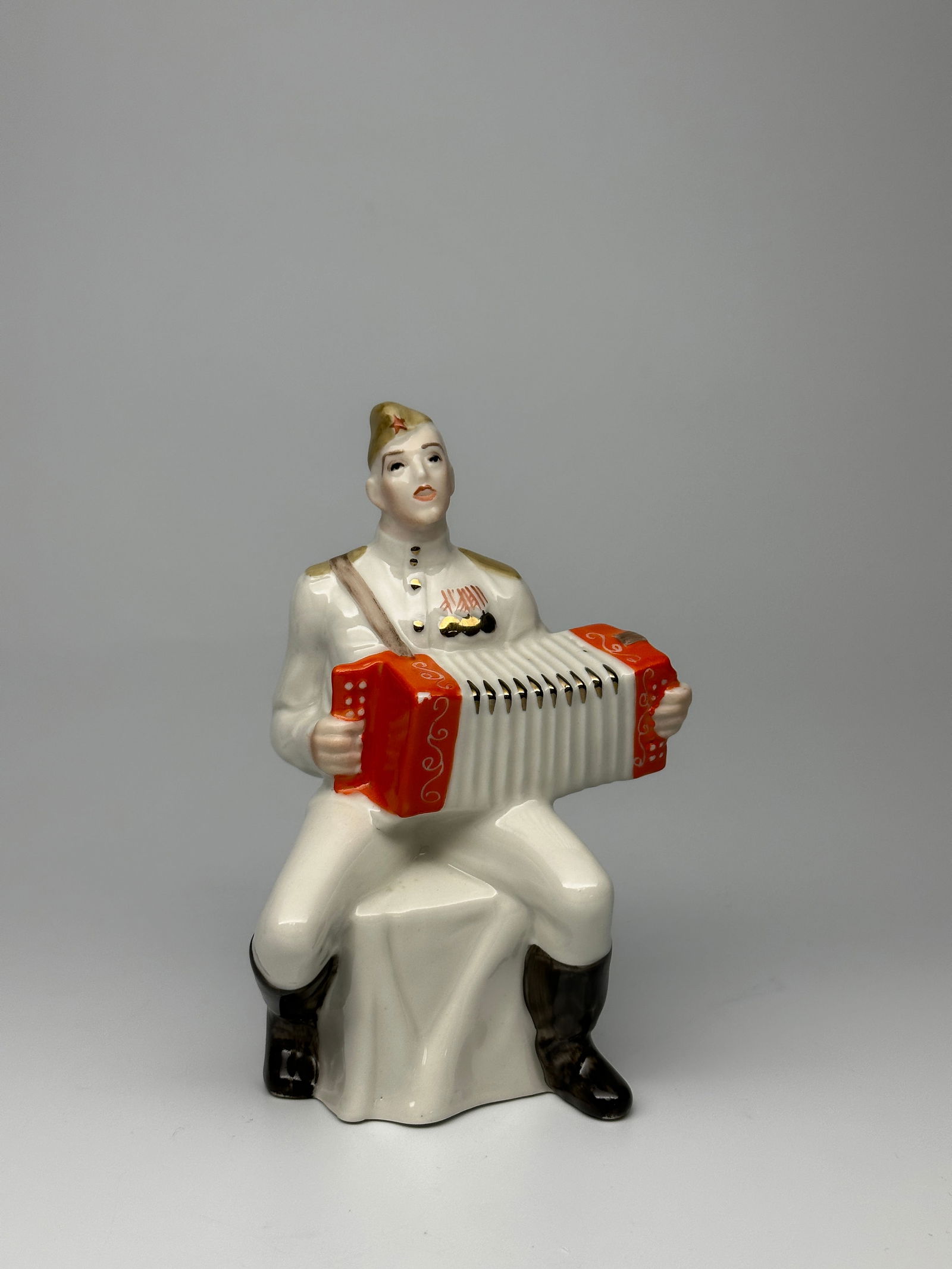 Rare Vintage Soviet Porcelain WWII Figurine "Vasiliy Terkin" Baranovka Porcelain Factory (1 of 4)