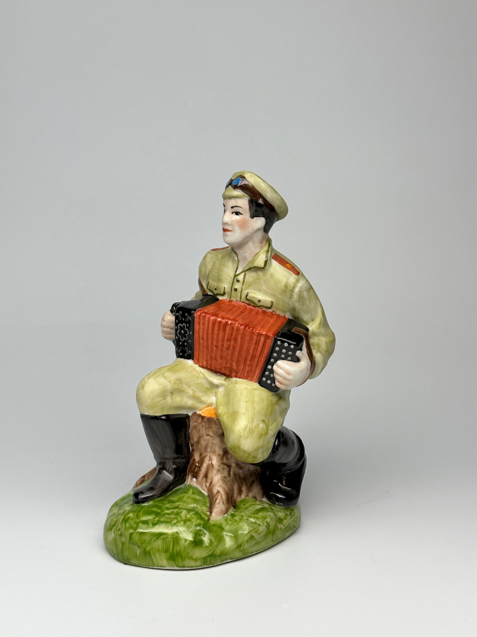 Rare Vintage Soviet Porcelain WWII Figurine "Red Amry soldier playing the acordian" Baranovka (1 of 5)