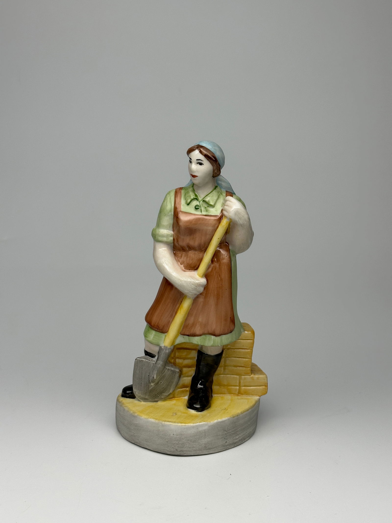 Rare Vintage Soviet Porcelain Figurine "The Farm Worker" Baranovka Porcelain Factory (1 of 4)