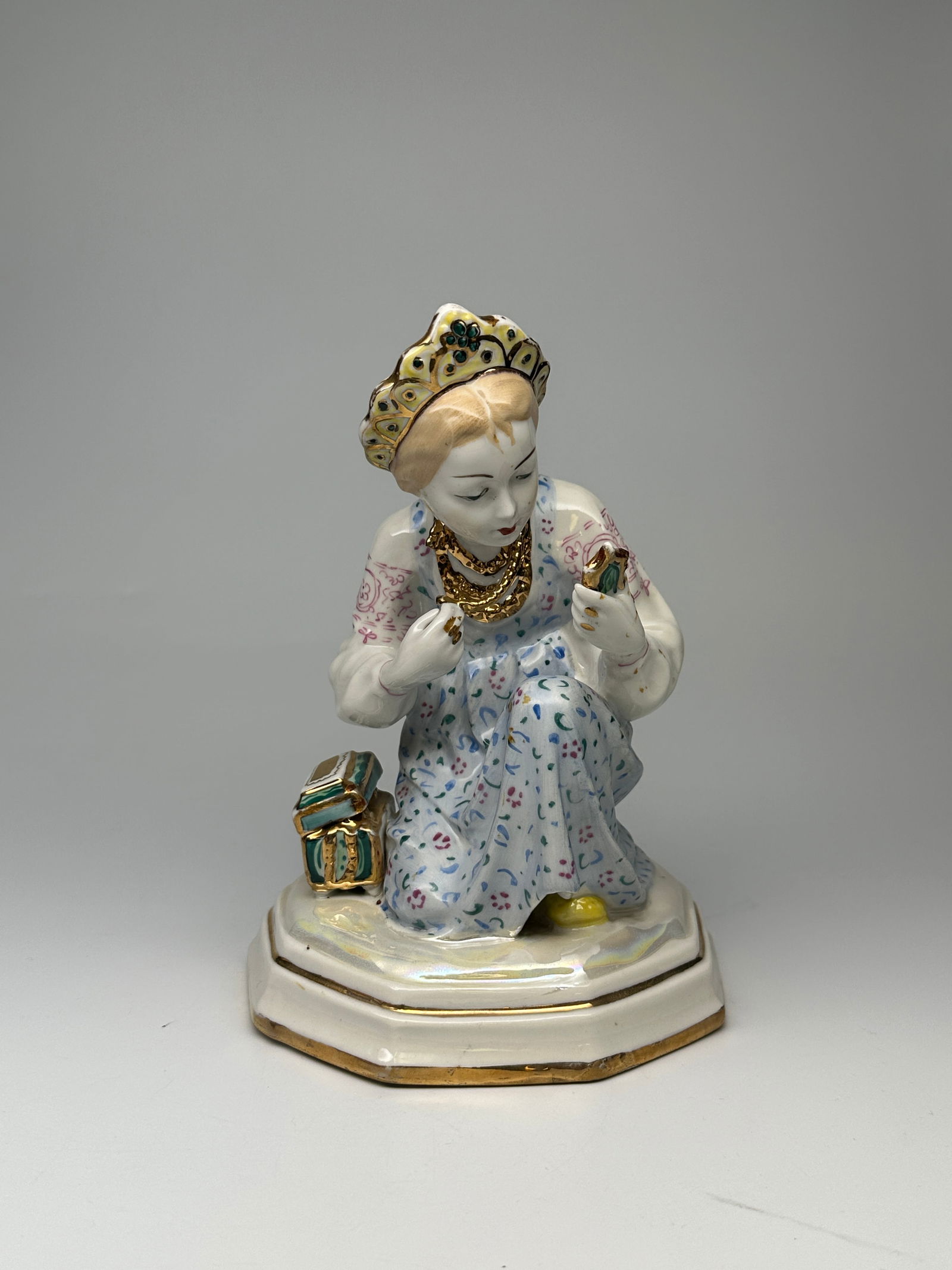 Rare Porcelain Soviet Figurine "Girl With a Malachite Box" Dulevo Porcelain Factory (1 of 8)