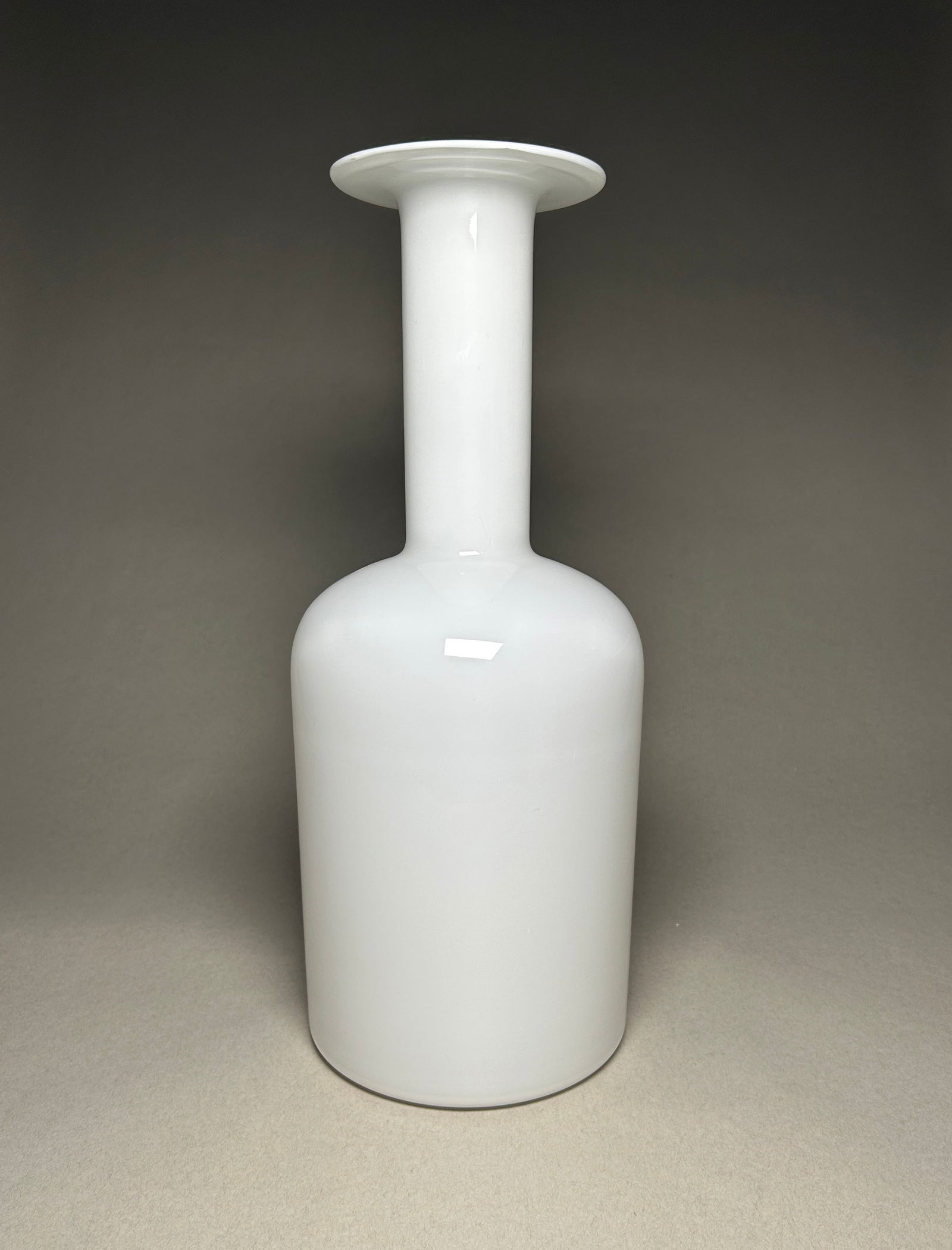 Otto Brauer for Holmegaard, Denmark White Glass Vase, 1960s: A stunning Scandinavian opaque white opal glass Gulvvase (Danish for floor vase). Made by Holmegaard of Denmark, and designed by Otto Brauer in 1962. White glass Otto Brauer for Holmegaard, Denmark 17