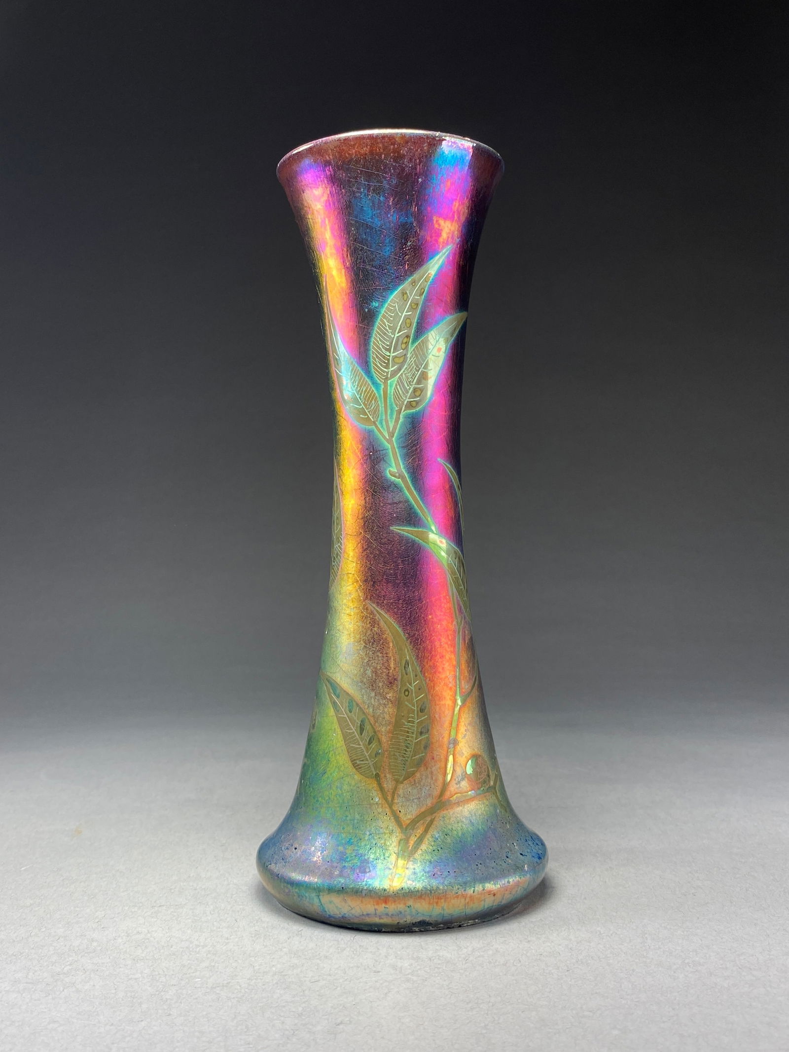 Art Nouveau Iridescent Vase by Jerome Massier – Elegant Branches with Lush Leaves: Art Nouveau Iridescent Vase by Jerome Massier – Elegant Branches with Lush Leaves Art Nouveau iridescent vase, by Jerome Massier, showcases a masterful blend of form and color. The vase features ele
