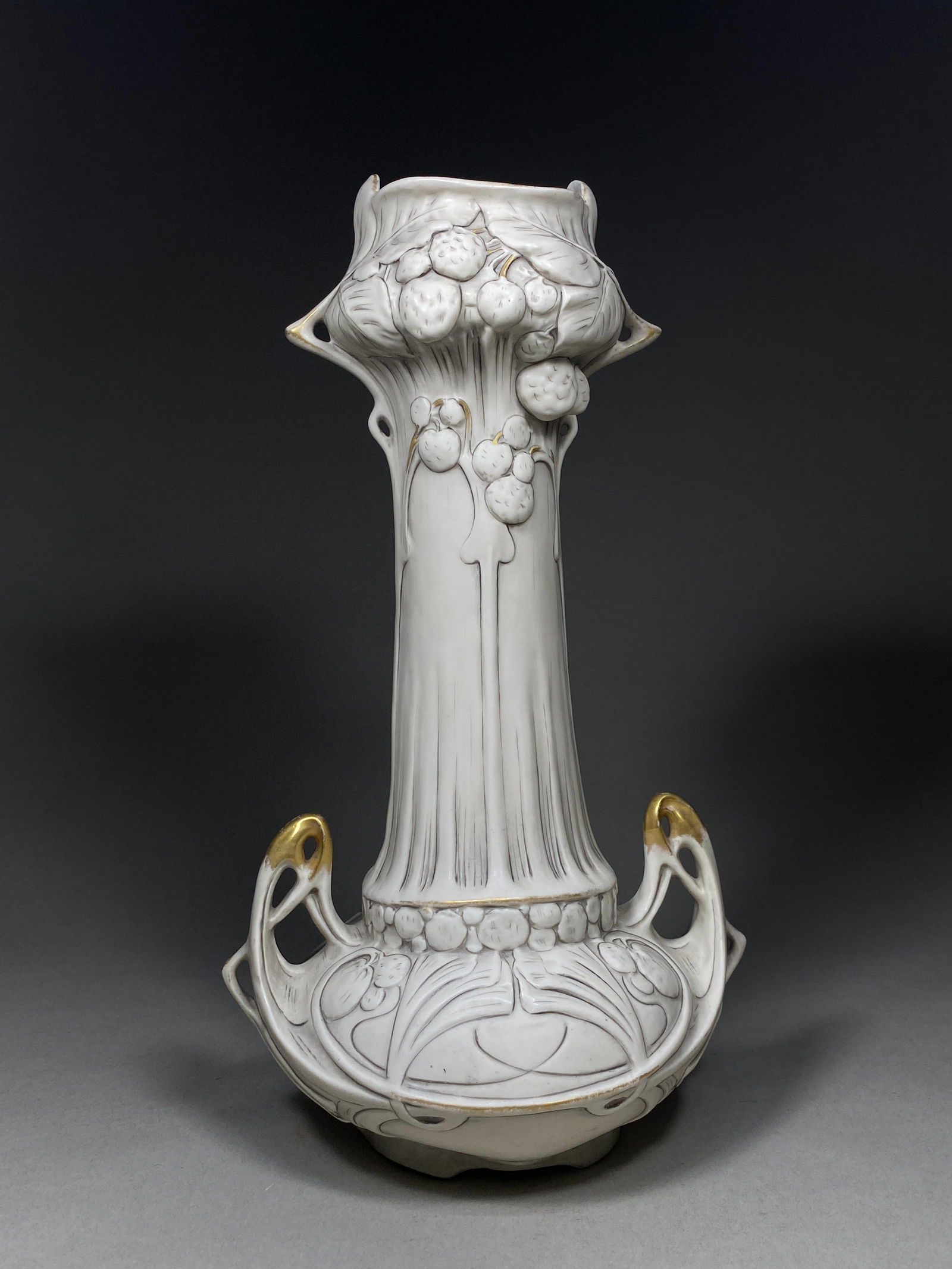 Royal Dux Art Nouveau Vase, Bohemia – Featuring Berries, Leaves, and Ornate Gilt Handles: Royal Dux Art Nouveau Vase, Bohemia – Featuring Berries, Leaves, and Ornate Gilt Handles Royal Dux Art Nouveau vase from Bohemia showcases the elegance of the early 20th century with its intricate d