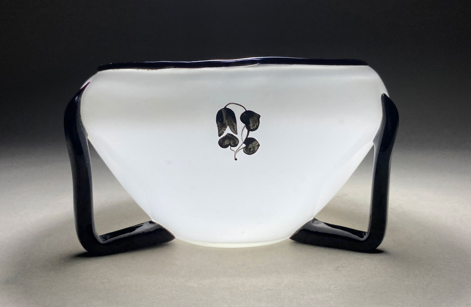 Wiener Werkstatte - Michael Powolny (1871-1954) - Black and White Bowl with Floral Motifs - Austria: Wiener Werkstatte - Michael Powolny (1871-1954) - Black and White Bowl with Floral Motifs - Austria 1916, Johann Loetz Witwe This elegant Loetz bowl exhibits a refined design featuring a white glass b