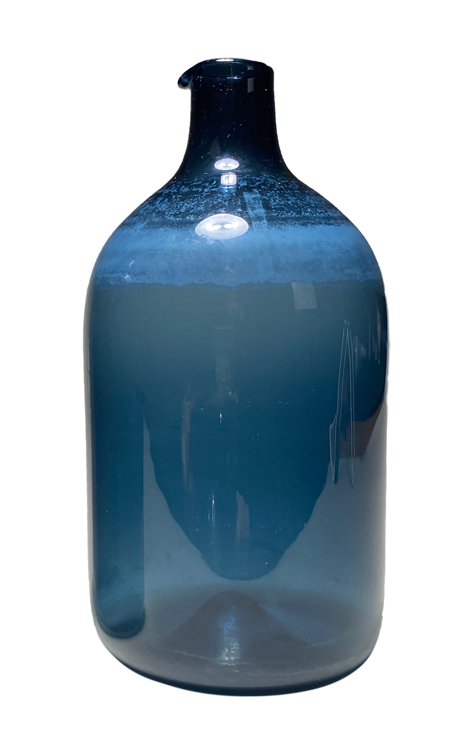 Timo Sarpaneva, Straight Blue Bird Bottle for Iittala, 1956: Timo Sarpaneva, Straight Blue Bird Bottle for Iittala, 1956 Straight Bird Bottle by Timo Sarpaneva, made in 1956, features a distinctive deep blue coloration. The bottle is signed T Sarpaneva 2500. Wi