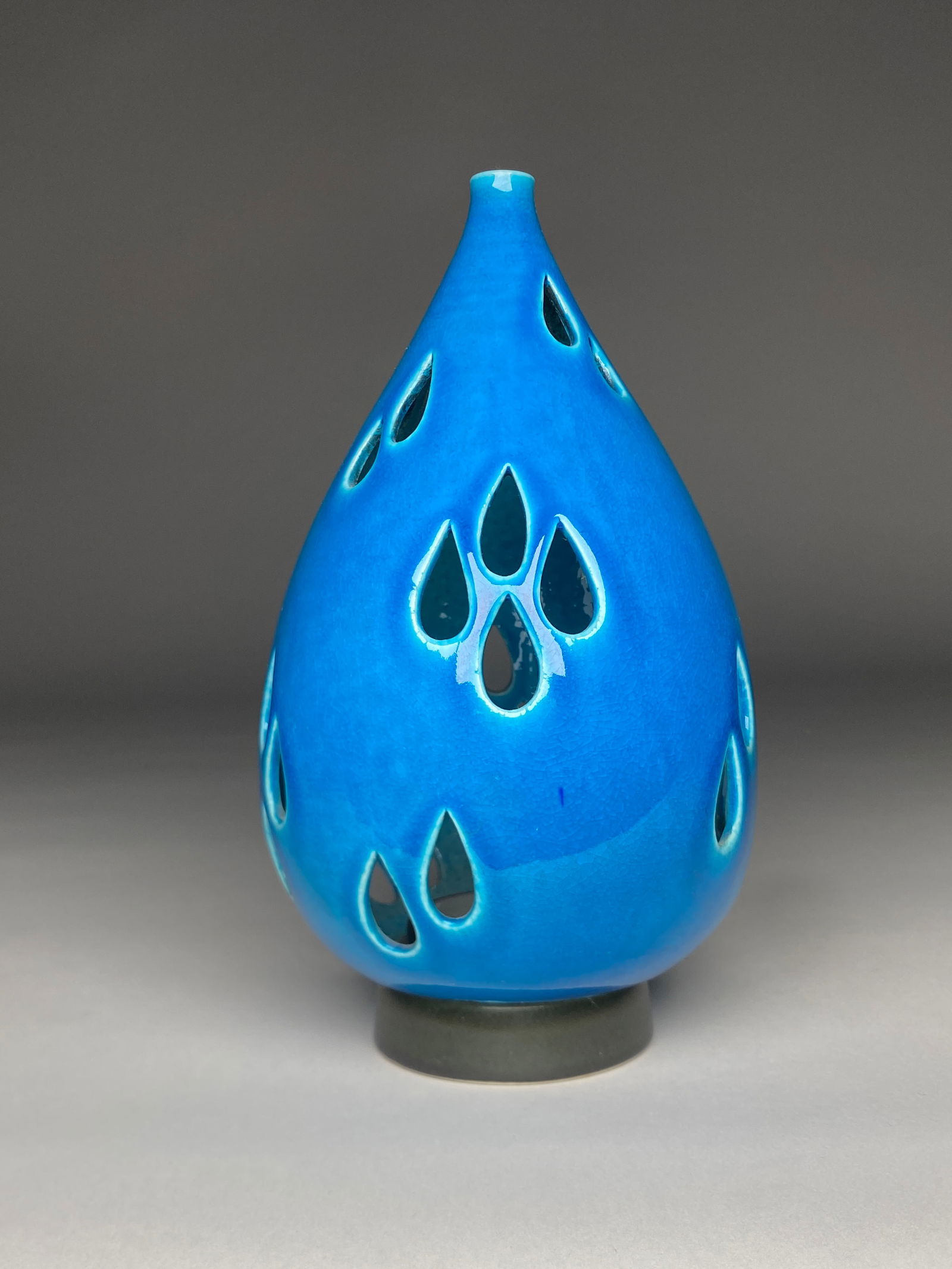 Gerd Bogelund, Royal Copenhagen Turquoise Stoneware Potpourri Lamp Shade with Foot - 1964: Gerd Bogelund, Royal Copenhagen Turquoise Stoneware Potpourri Lamp Shade with Foot - 1964 A striking teardrop-shaped stoneware potpourri shade in a vivid turquoise glaze, decorated with cut-out drople