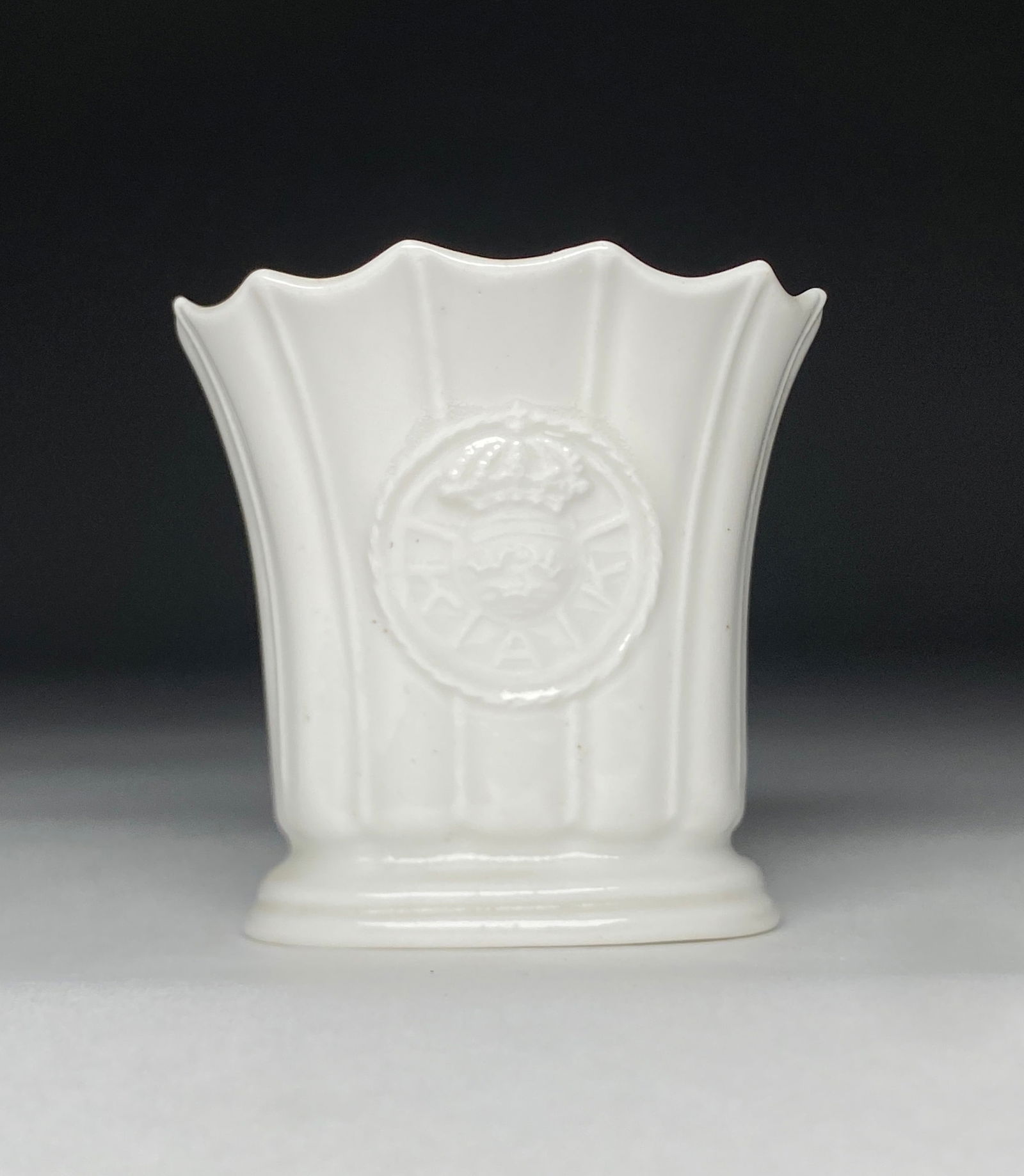 Wilhelm Kage Porcelain Cigarette Holder for the Royal Automobile Club (KAK) - 1928: Wilhelm Kage Porcelain Cigarette Holder for the Royal Automobile Club (KAK) - 1928 A rare porcelain cigarette holder designed by Wilhelm Kage for the Royal Automobile Club's Kvartsekelfest on 23 May 1