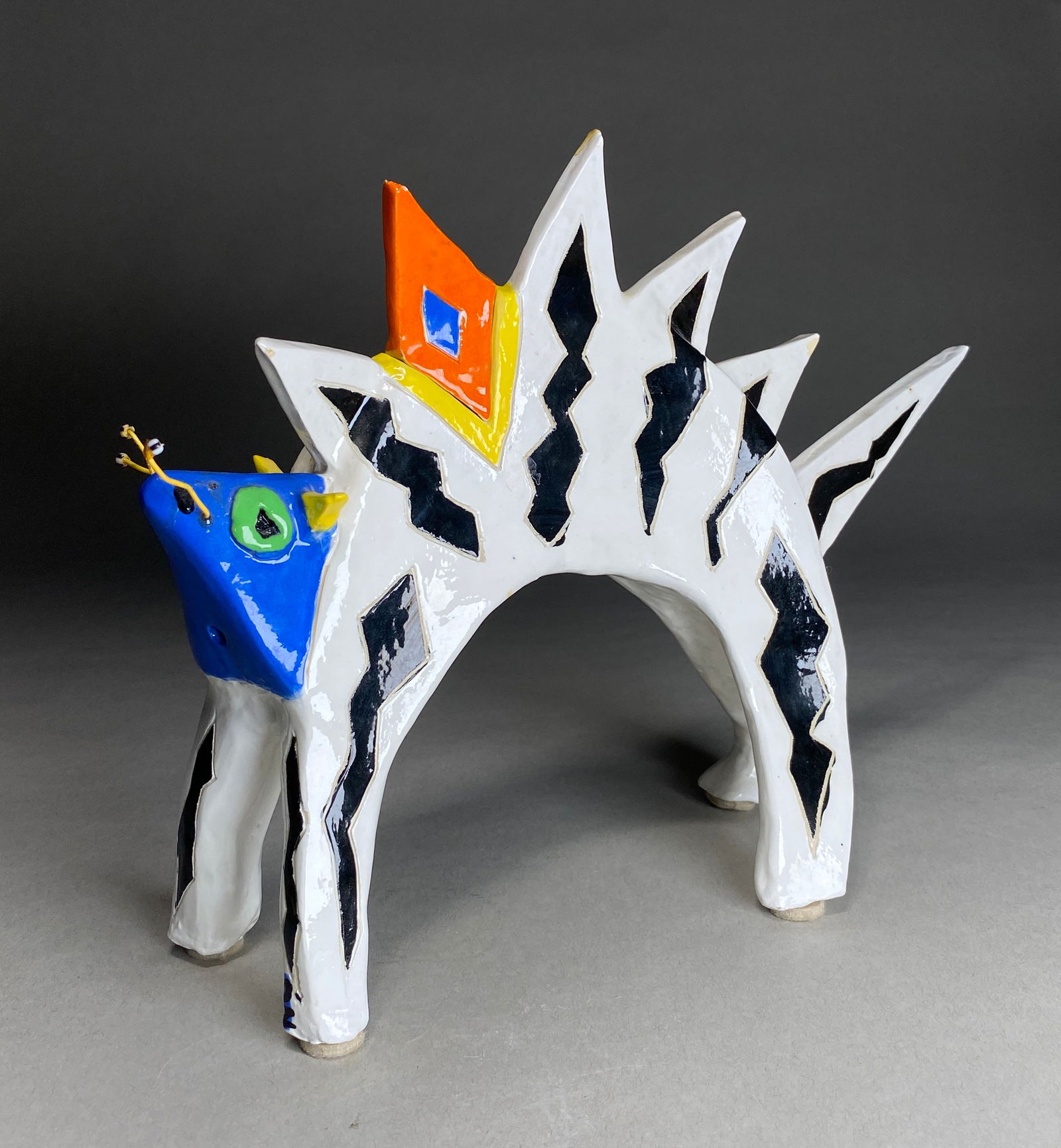 Mid-Century Modern Memphis Group-Inspired 20th Century Cat Sculpture: Mid-Century Modern Memphis Group-Inspired 20th Century Cat Sculpture A striking 20th-century Mid-Century Modern cat sculpture inspired by the Memphis Group aesthetic, this piece features a dynamic arc
