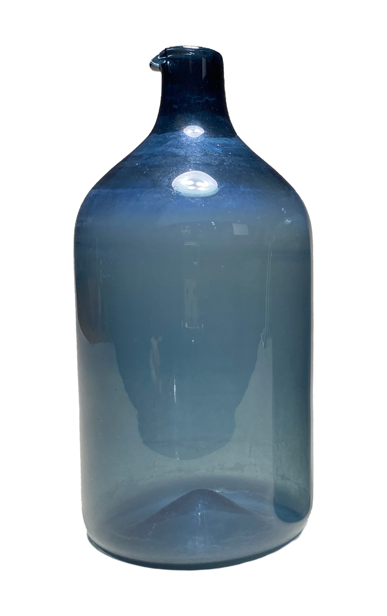 Timo Sarpaneva, Straight Blue Bird Bottle for Iittala, 1956: Timo Sarpaneva, Straight Blue Bird Bottle for Iittala, 1956 Straight Bird Bottle by Timo Sarpaneva, made in 1956, features a distinctive deep blue coloration. The bottle is signed "T Sarpaneva 2500".
