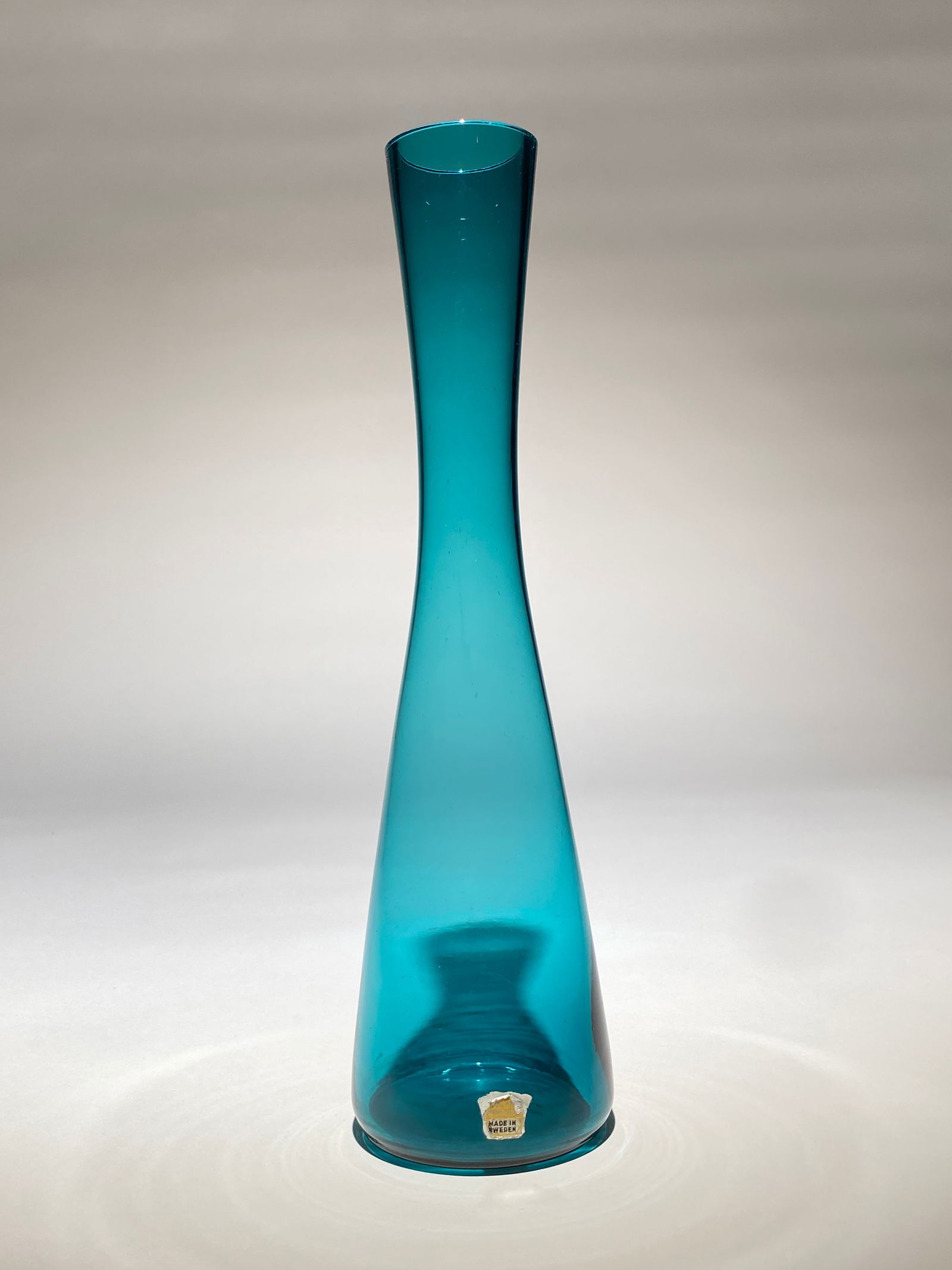 Smalands Glasbruk Art Glass Vase "Aquamarine Hourglass" - Mid Century Modern -20th century: Smalands Glasbruk Art Glass Vase "Aquamarine Hourglass" - Mid-20th century This elegant mid-century Swedish art glass vase features a striking aquamarine blue color and sculptural silhouette, created