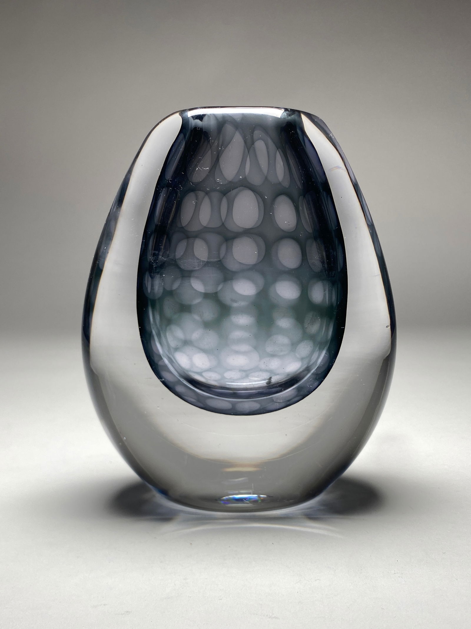 Vicke Lindstrand for Kosta, Sweden, Colora Vase with Grey-Blue Interior - 1960s: Vicke Lindstrand for Kosta, Sweden, Colora Vase with Grey-Blue Interior - 1960s Elegant blown glass vase of teardrop form, designed by Vicke Lindstrand for Kosta in the 1960s. The piece features a str