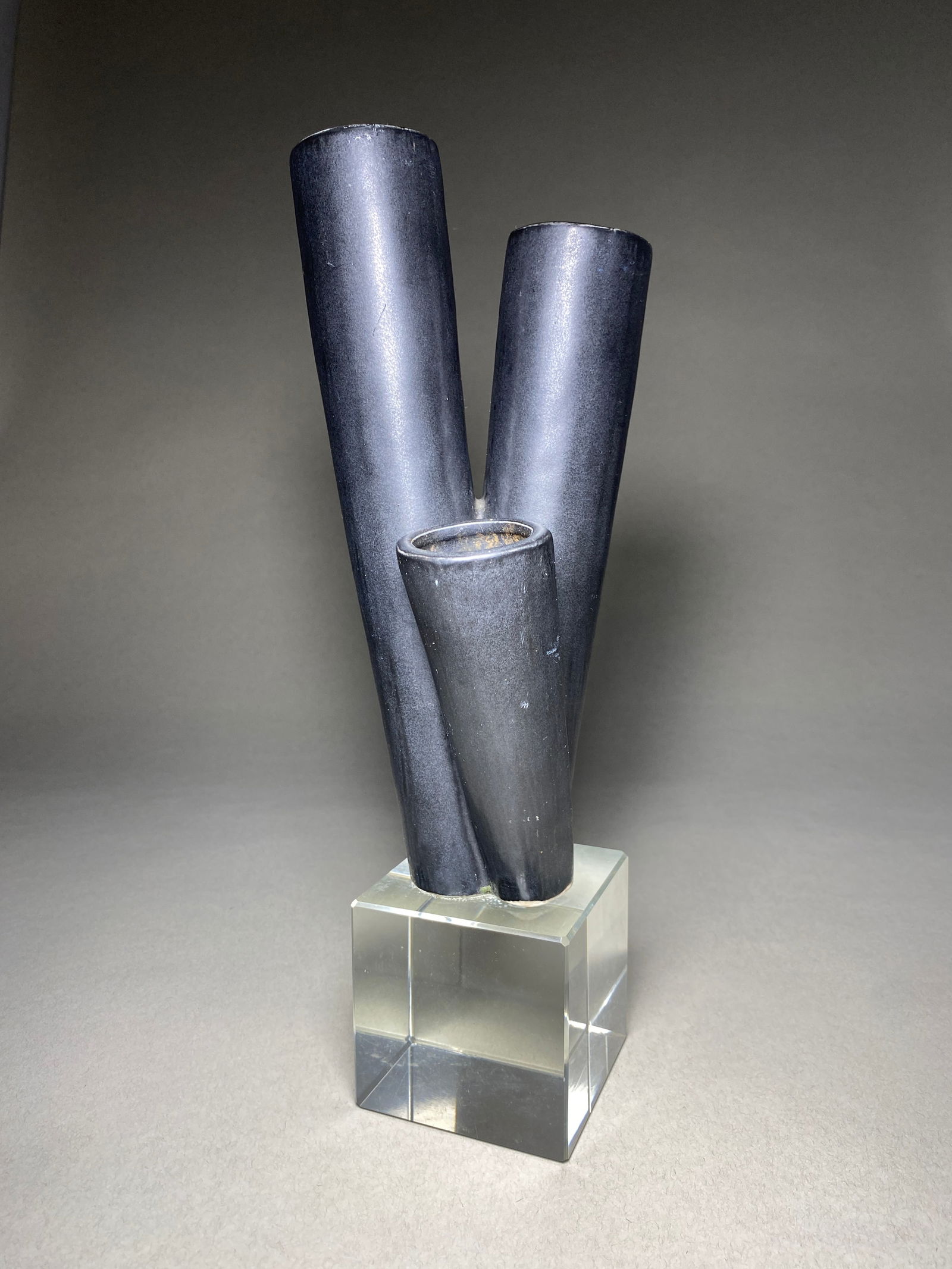 Contemporary Japanese Ikebana Vase with Matte Black Tubes on clear Base: Contemporary Japanese Ikebana Vase with Matte Black Tubes on clear Base This contemporary Japanese Ikebana vase features three ascending matte black cylindrical forms mounted on a clear cube base. The