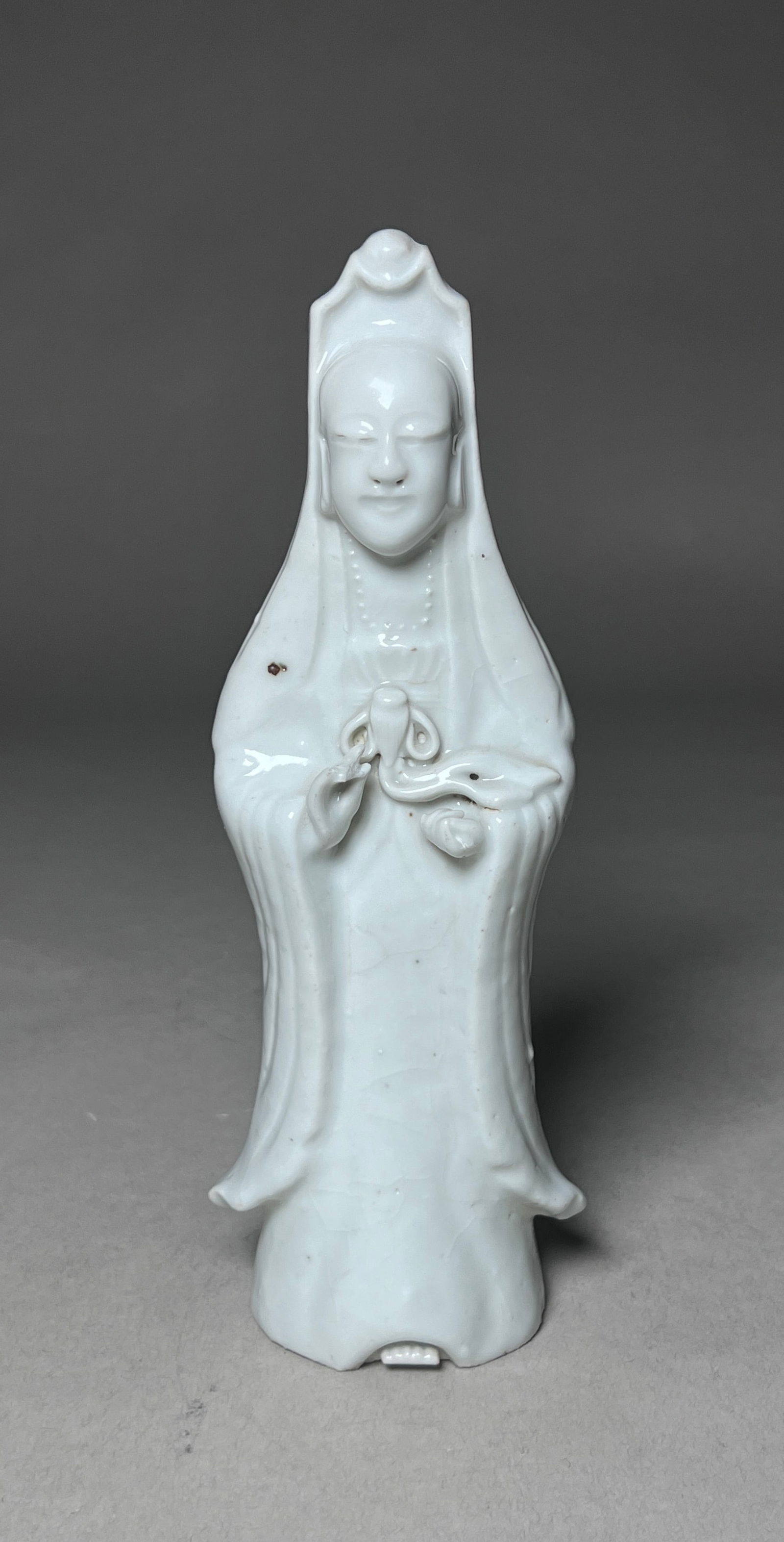Chinese Blanc de Chine Porcelain Figurine Of Guan Yin: Chinese Blanc de Chine Porcelain Figurine Of Guan Yin Blanc de Chine porcelain figurine beautifully captures the serene and compassionate essence of Guan Yin, the Bodhisattva of Mercy and Compassion i