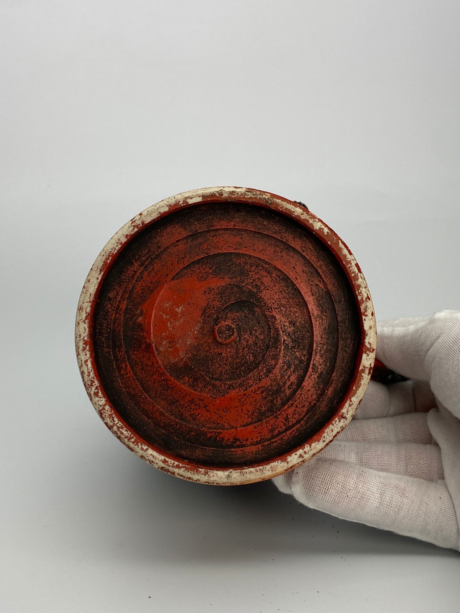 Early 20th Century Japanese Sumida Gawa Pottery Mug: Early 20th Century Japanese Sumida Gawa Pottery Mug Depicted here is a Japanese Sumida Gawa mug painted with deep crimson and a mixture of turquoise and black drip glaze. Sumida Gawa is a type of eart