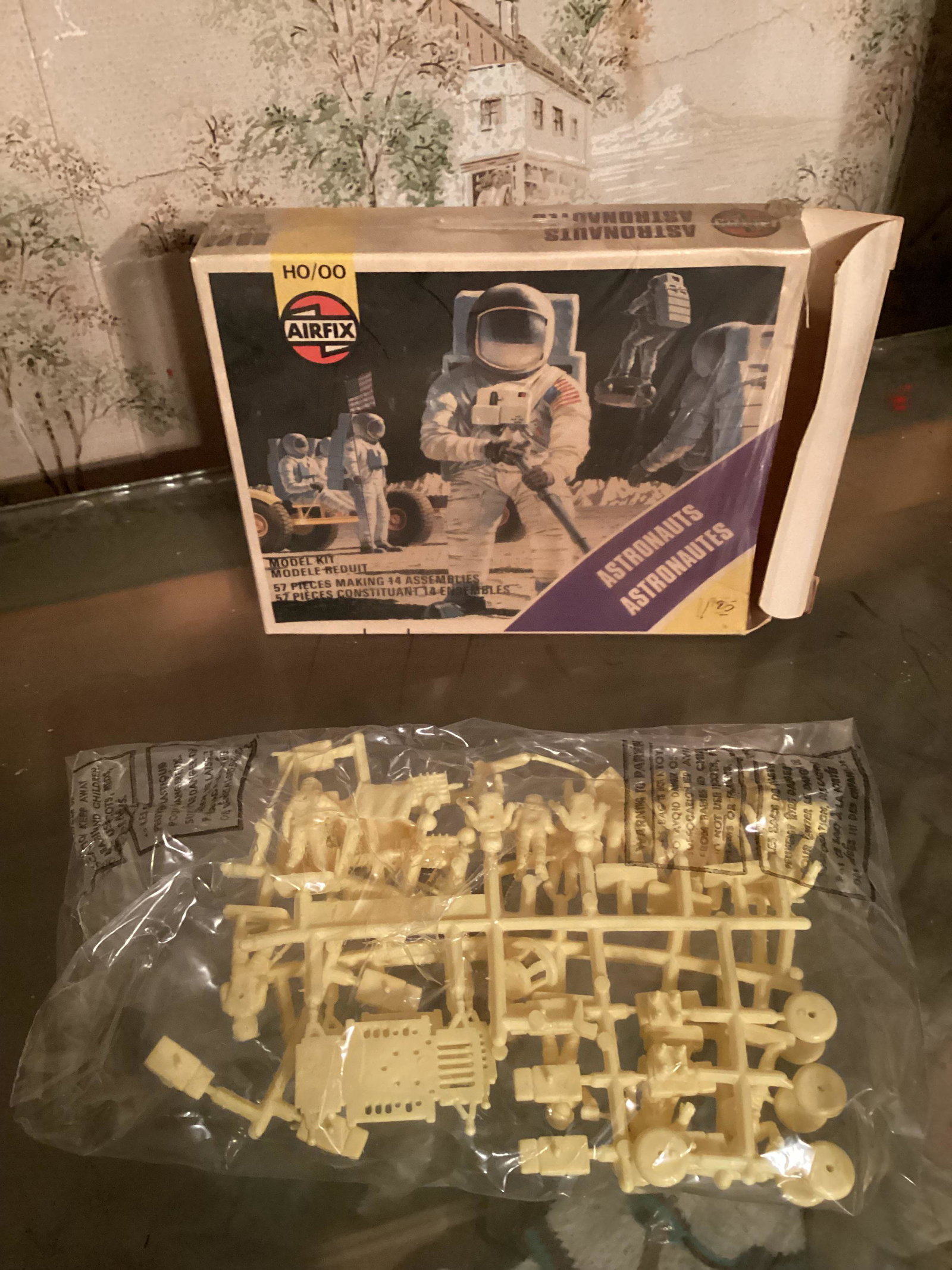 1978 Airfix Astronauts Model Kit with original box - open box but appears complete (1 of 1)