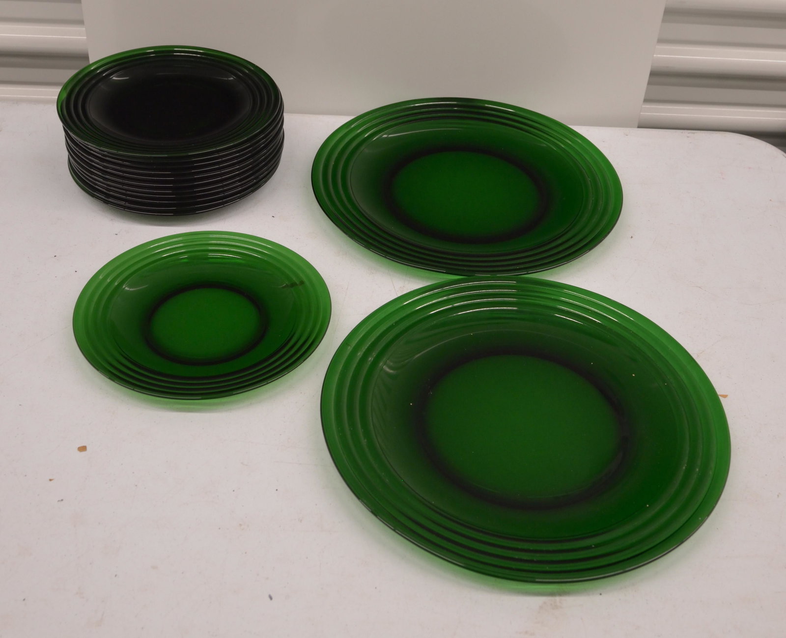 12 Green Salad Plates and 2 Green Dinner Plates (1 of 1)