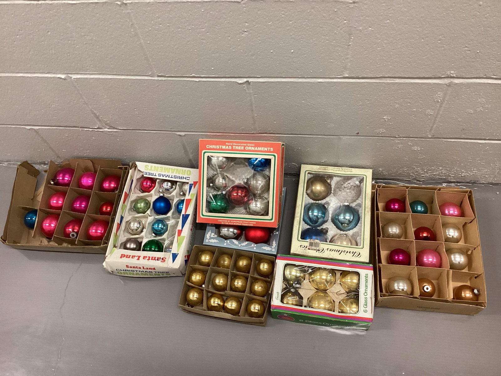 Large lot of Vintage Ornaments: Large lot of Vintage Ornaments