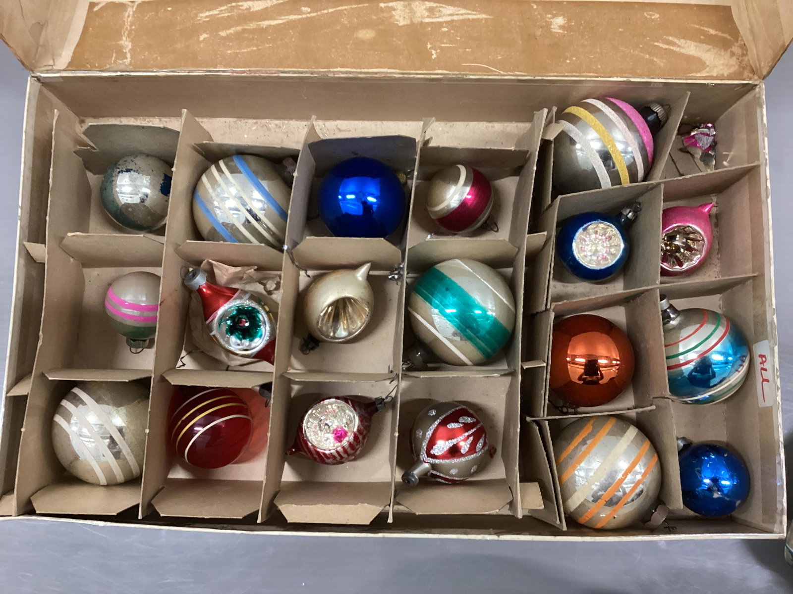 Large box of Vintage Ornaments: Large box of Vintage ornaments