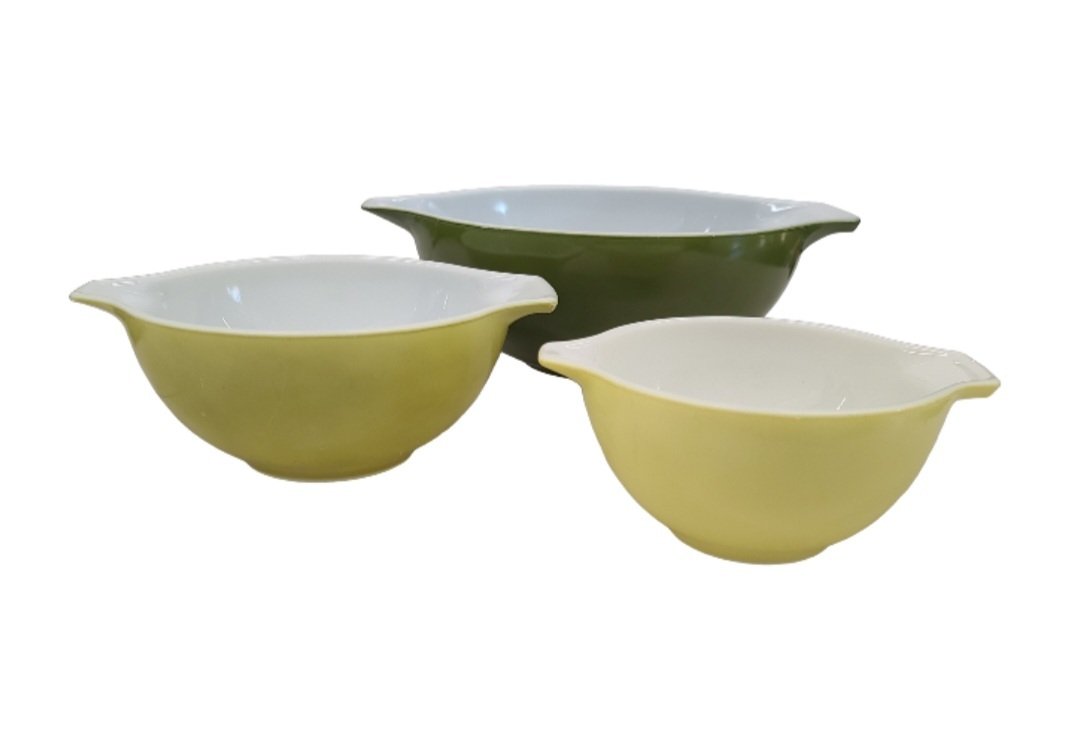 Vintage Pyrex Nesting Mixing Bowls Green and Yellow: set of 3. Some minor scratches overall very good vintage condition.