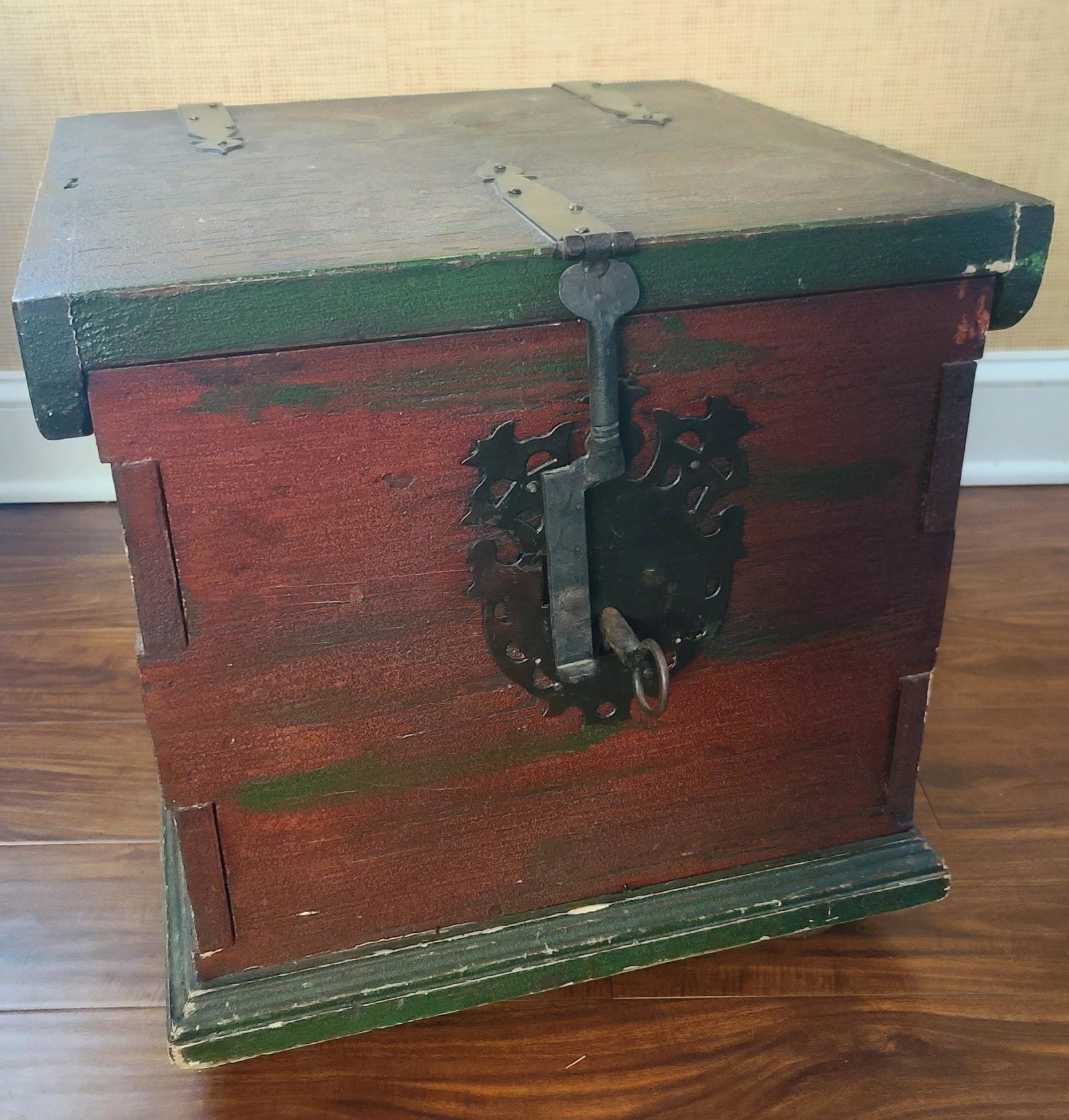 Antique Style Wooden Chest Made in Mexico: 18x18x18"