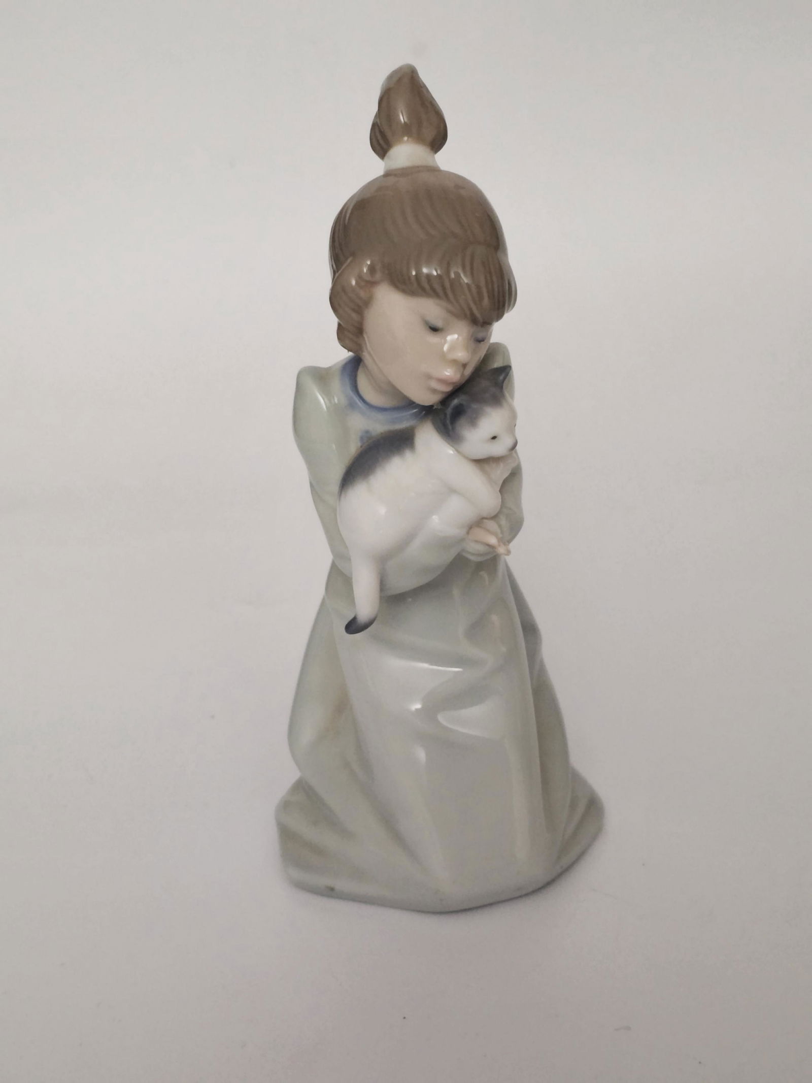 Lladro Vintage 1989 Sleepy Kitten Girl and Cat Figurine (1 of 4)