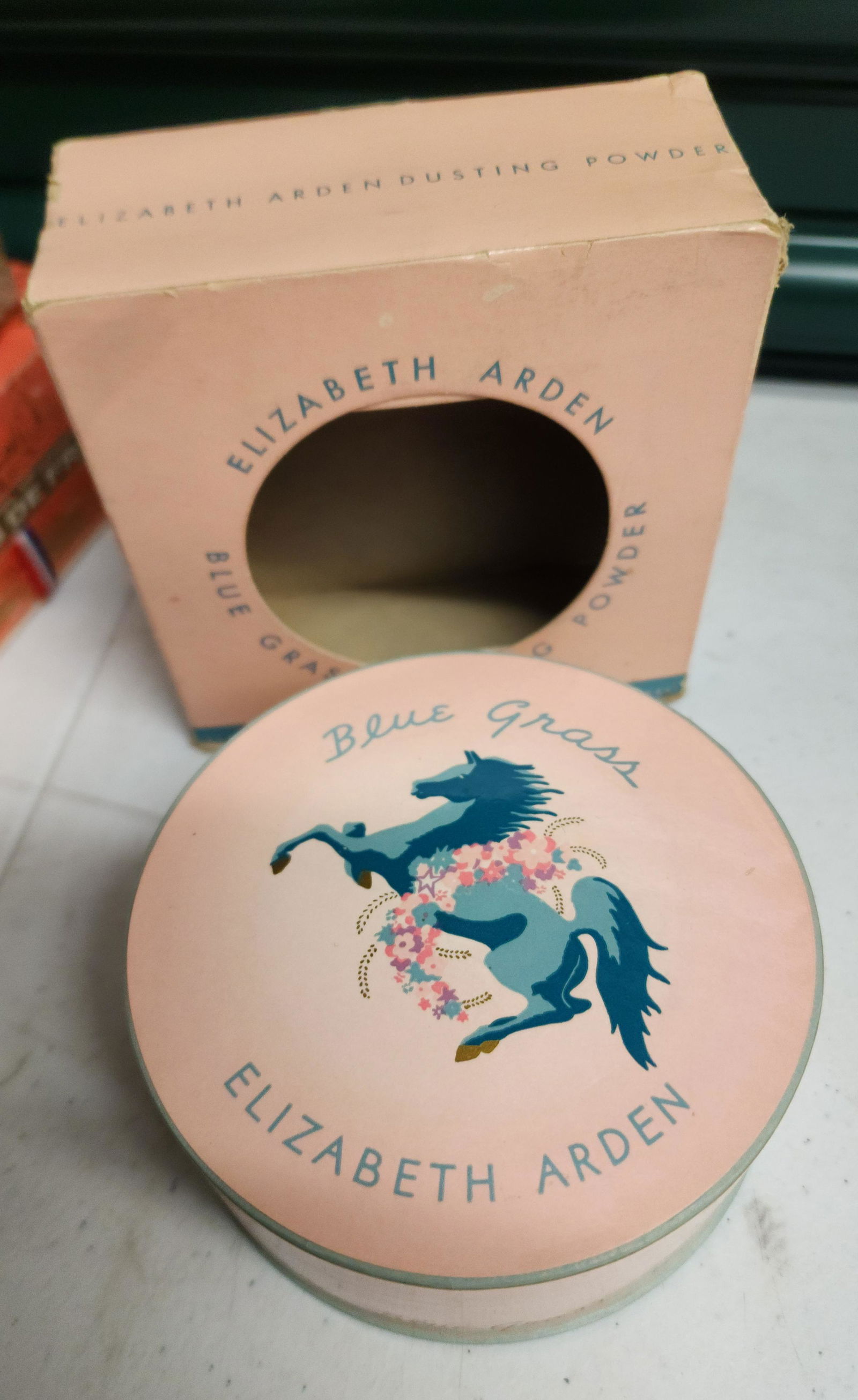 Vintage Elizabeth Arden Blue Grass dusting powder Apr 05, 2023 P&P