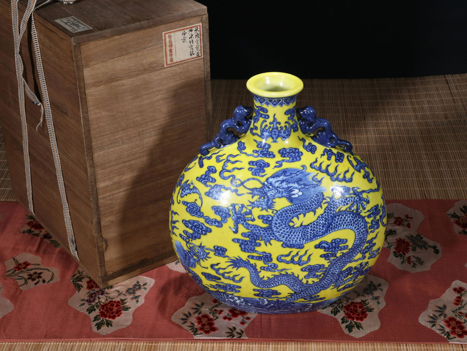 CHINESE PORCELAIN YELLOW GROUND BLUE DRAGON MOONFLASK VASE (1 of 12)