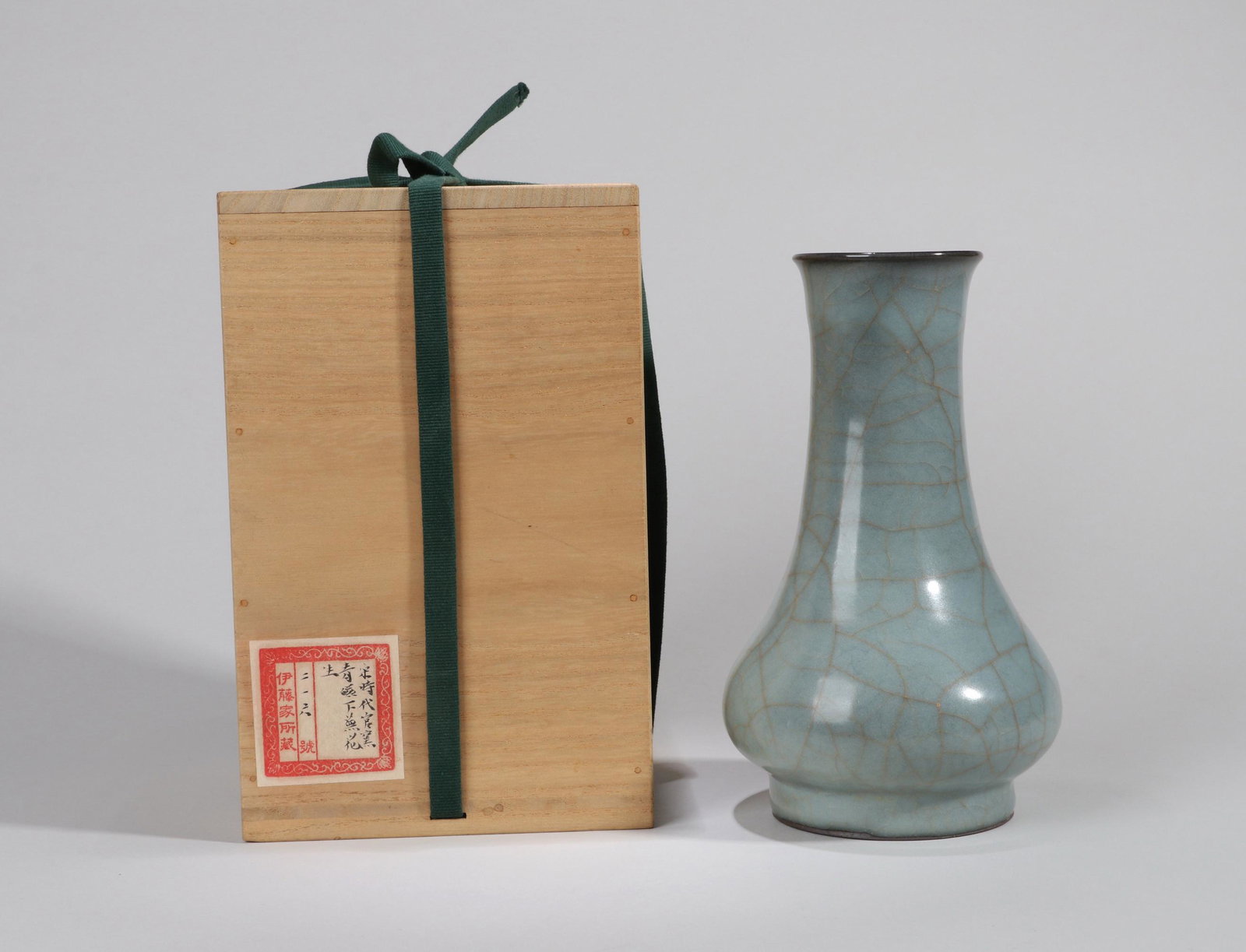 CHINESE PORCELEIN CELADON CRACK GLAZE WIDE NECK VASE: CHINESE PORCELEIN CELADON CRACK GLAZE WIDE NECK VASE. H.22cm. LOT 107 TO LOT 156 FROM COLLECTION OF ITO FAMILY AND YUE BIN FAMILY. Wekeo Ito (1885-1984) was born in Aichi, Japan. Since he had gone to