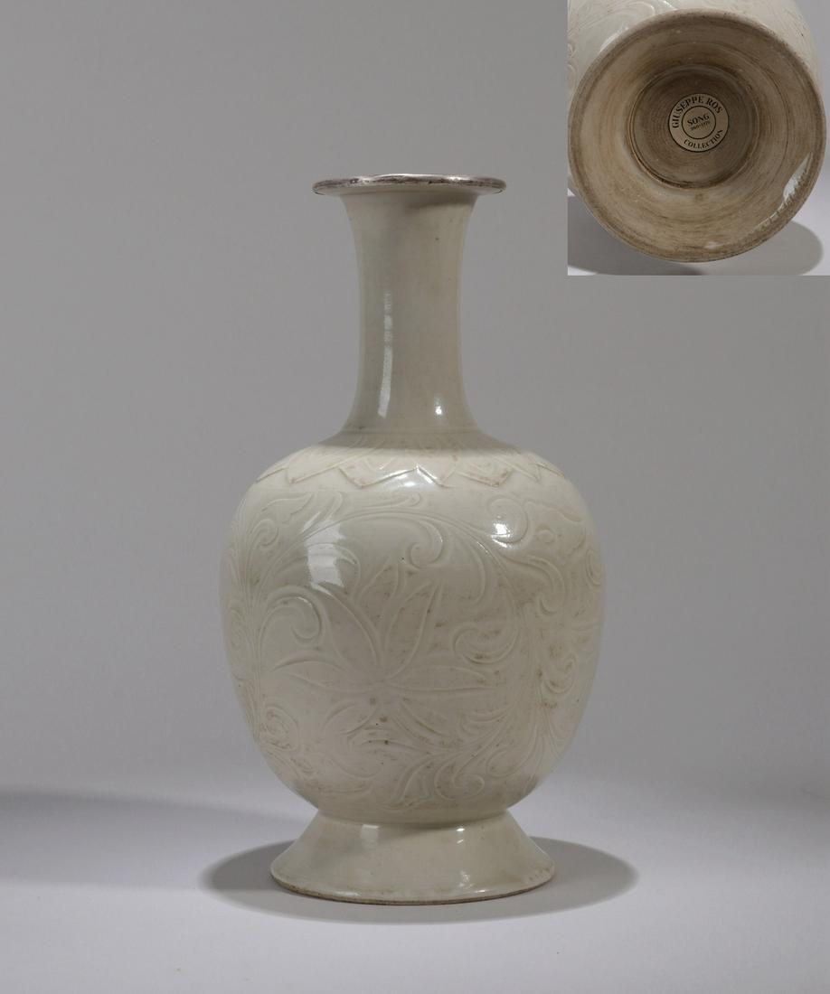 CHINESE PORCELAIN DINGYAO WHITE GLAZE VASE (1 of 8)