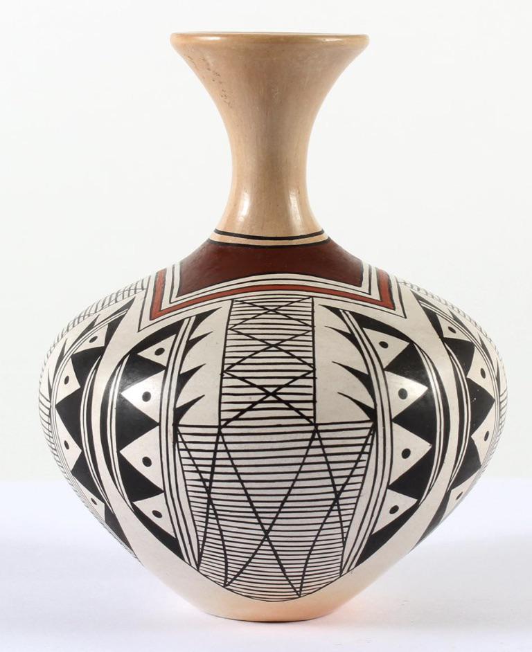 Reynelle Naha, Small Hopi Pot (1 of 4)