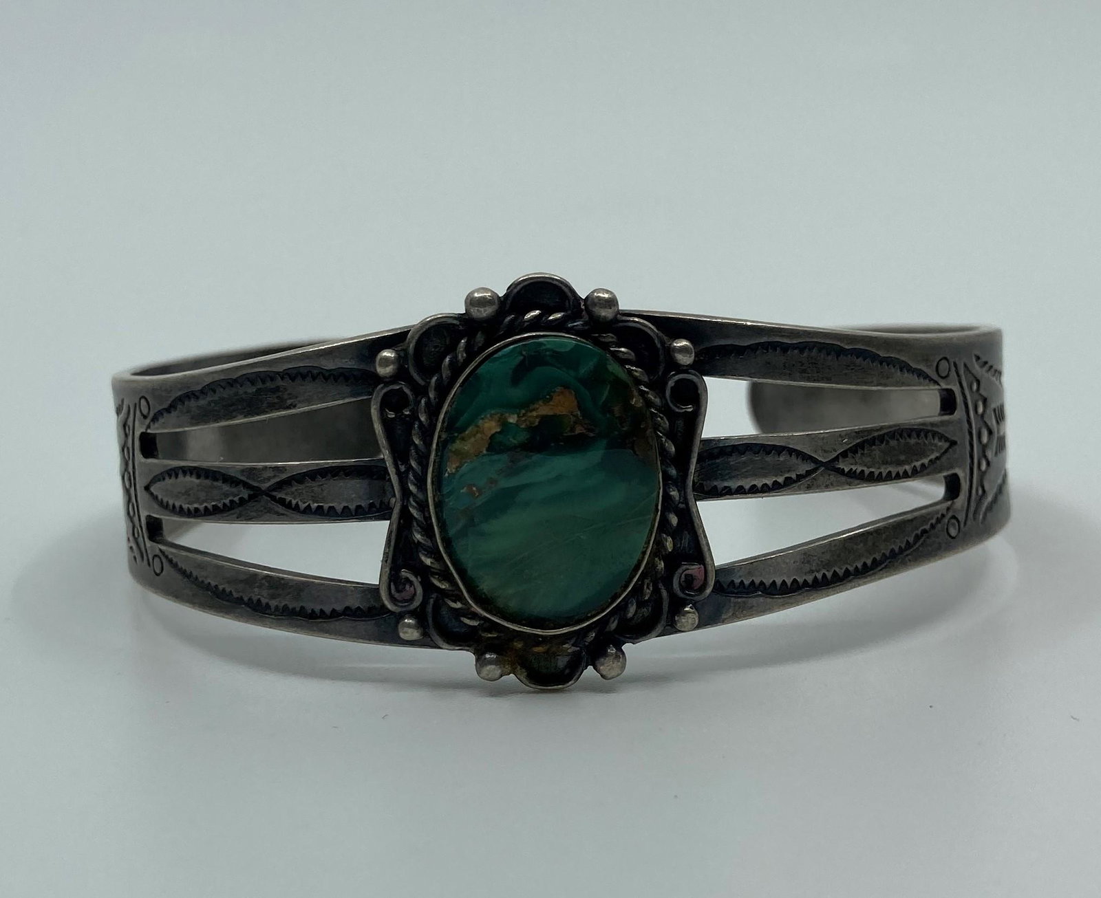 Vintage Navajo Malachite Sterling Silver Cuff Bracelet: Artist : Navajo Titre : Vintage Navajo Malachite Sterling Silver Cuff Bracelet Description (FR) : Bracelet en argent Sterling, sertie d'une malachite, signee Sterling Description (ENG) : Sterling Silv