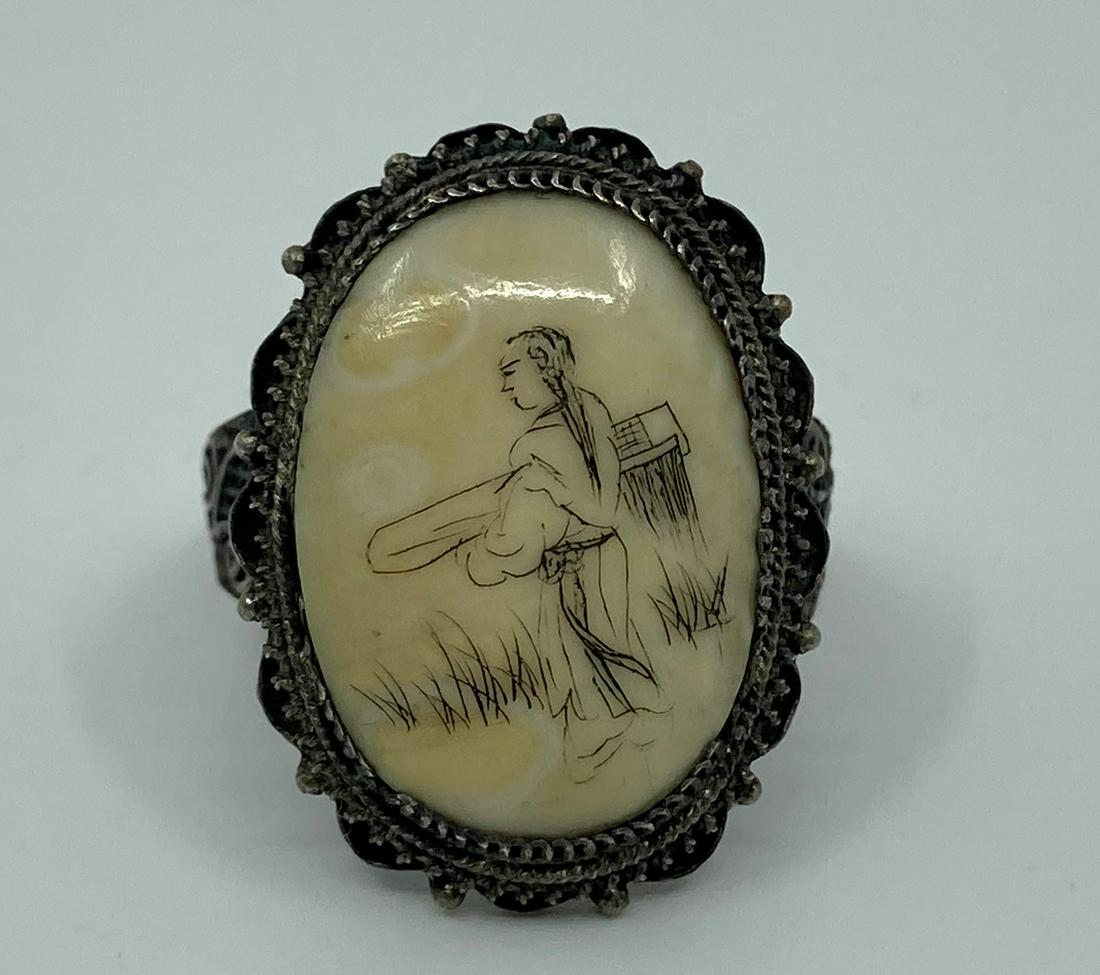 Antique Chinese Sterling Silver Filigree and Sculpted Bone Ring: Artist : China Title : Antique Chinese Sterling Silver Filigree and Sculpted Bone Ring Description (FR) : Bague en filigrane et os sculptÃ© en argent sterling chinois antique, inscription, Silver Ch