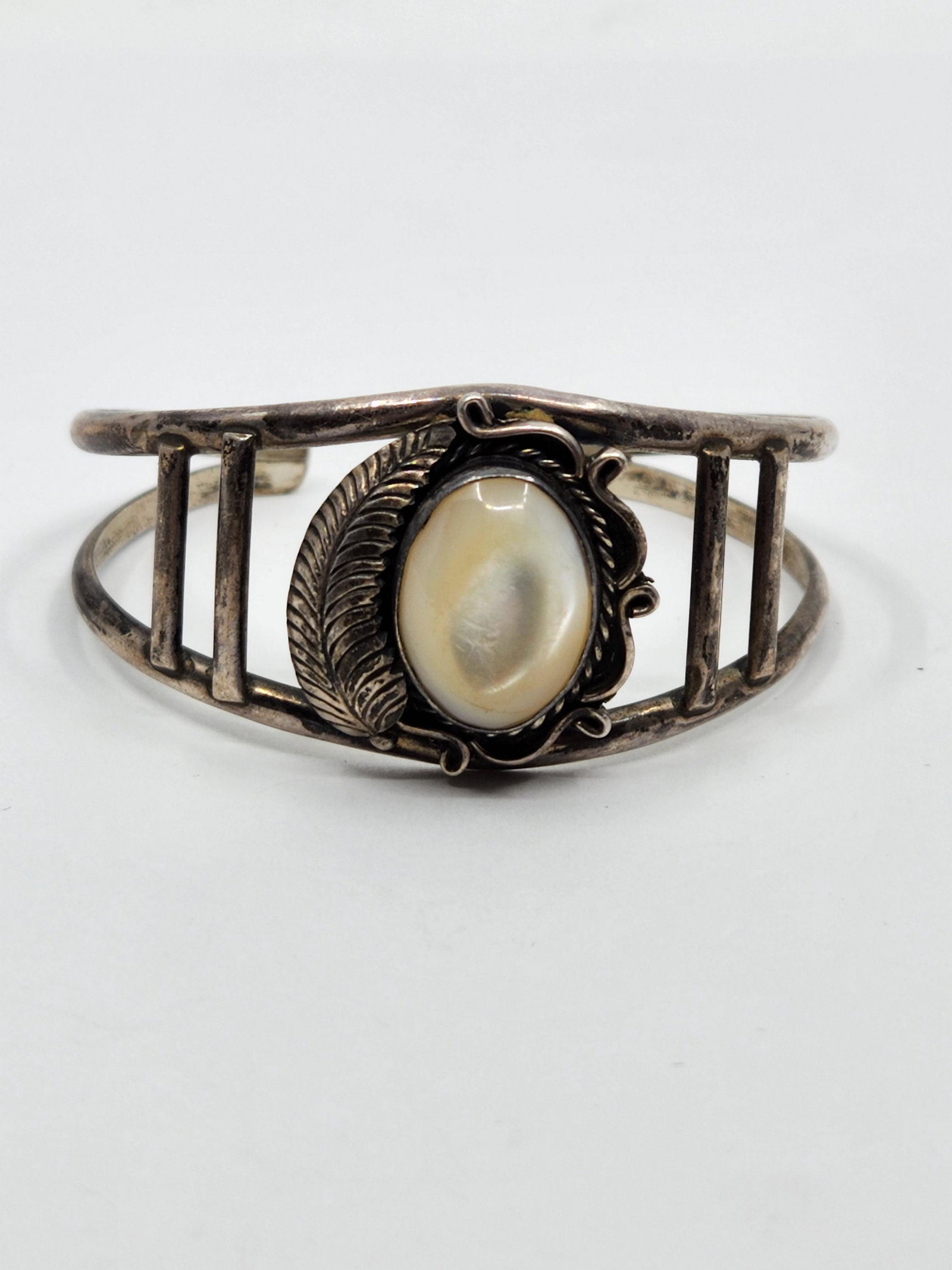 Juliana Williams, Navajo Mother of pearl silver bracelet: Artist : Juliana Williams, Navajo Title : Juliana Williams, Navajo Mother of pearl silver bracelet Description (FR) : Bracelet en argent, sertie de nacre de perle, signee au dos JW Description (ENG) :