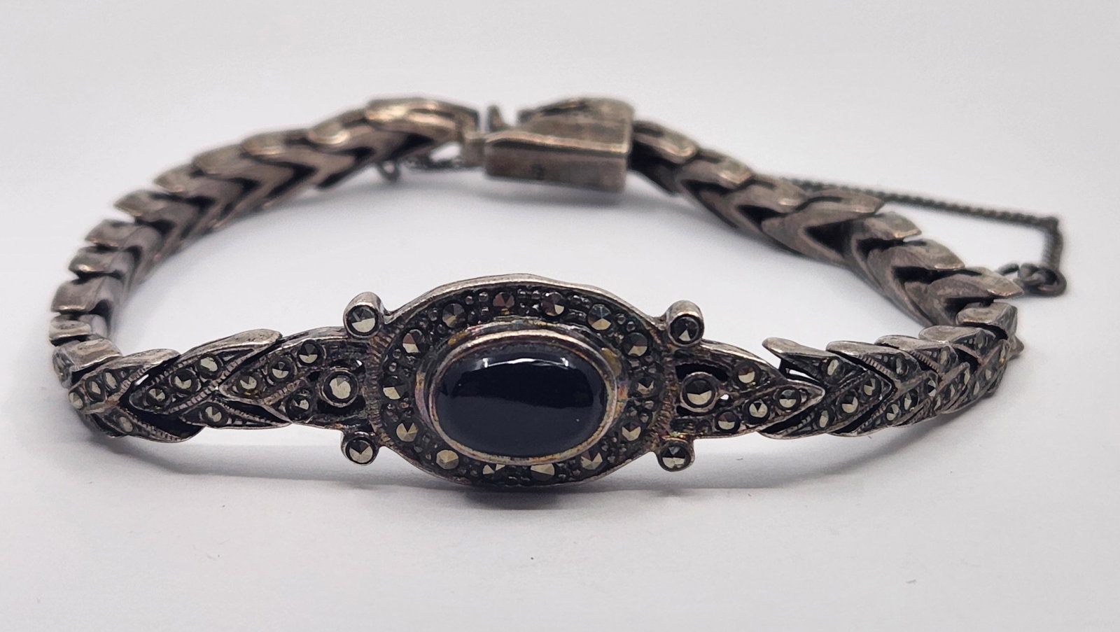 Vintage Art Deco Sterling Silver Onyx and Marcasite Bracelet: Title : Vintage Art Deco Sterling Silver Onyx and Marcasite Bracelet Description (FR) : Bracelet en argent sterling, sertie d'un Onyx et de marcassites, signee sur le fermoir 925 Description (ENG) : S