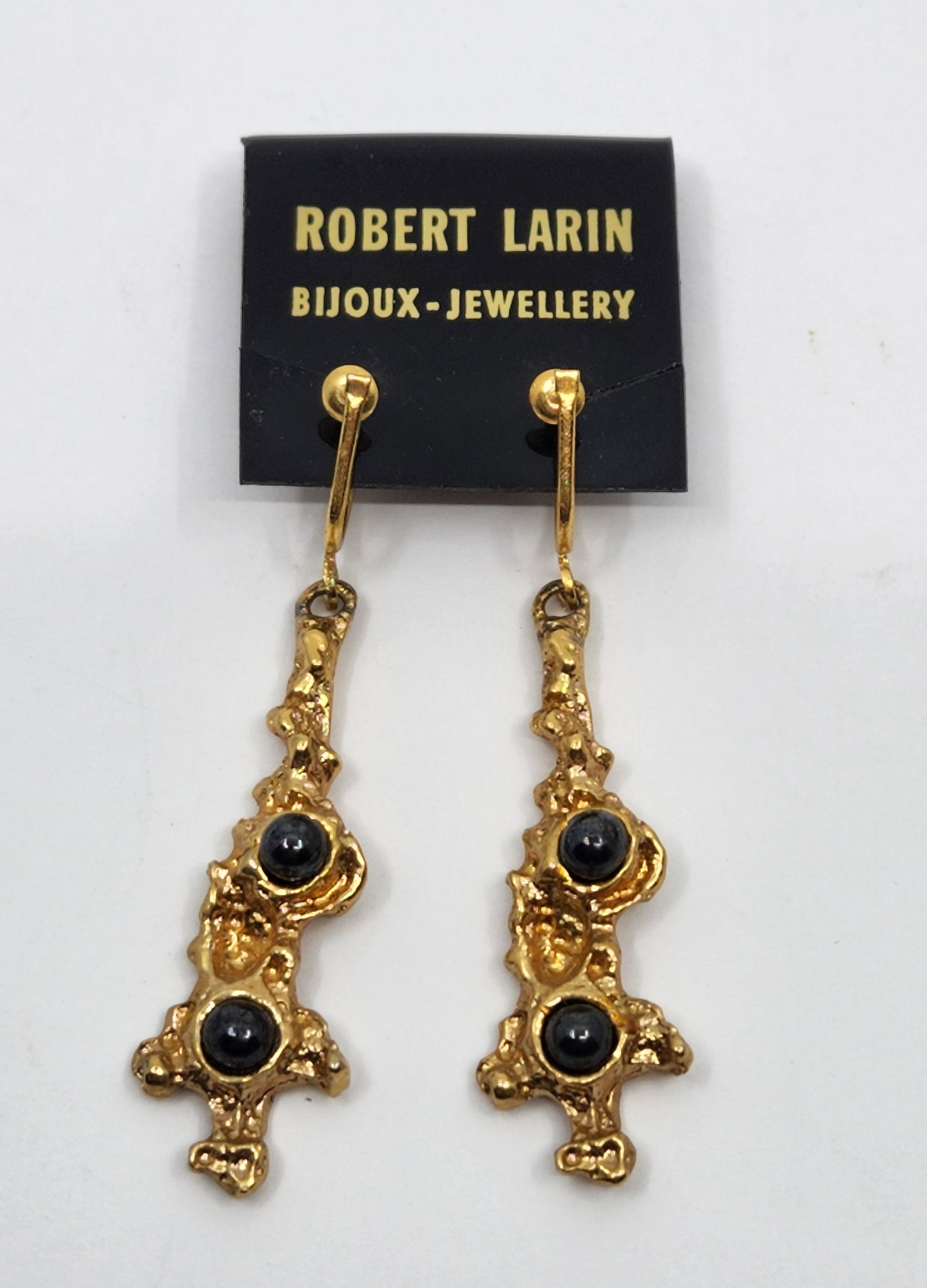 Robert Larin, Modernist Gold Tone Pewter Earrings with Stones: Artist : Robert Larin, Canada Title : Robert Larin, Modernist Gold Tone Pewter Earrings with Stones Description (FR) : Paire de boucle d'oreilles en etain plaque Or avec pierres Description (ENG) : Pa