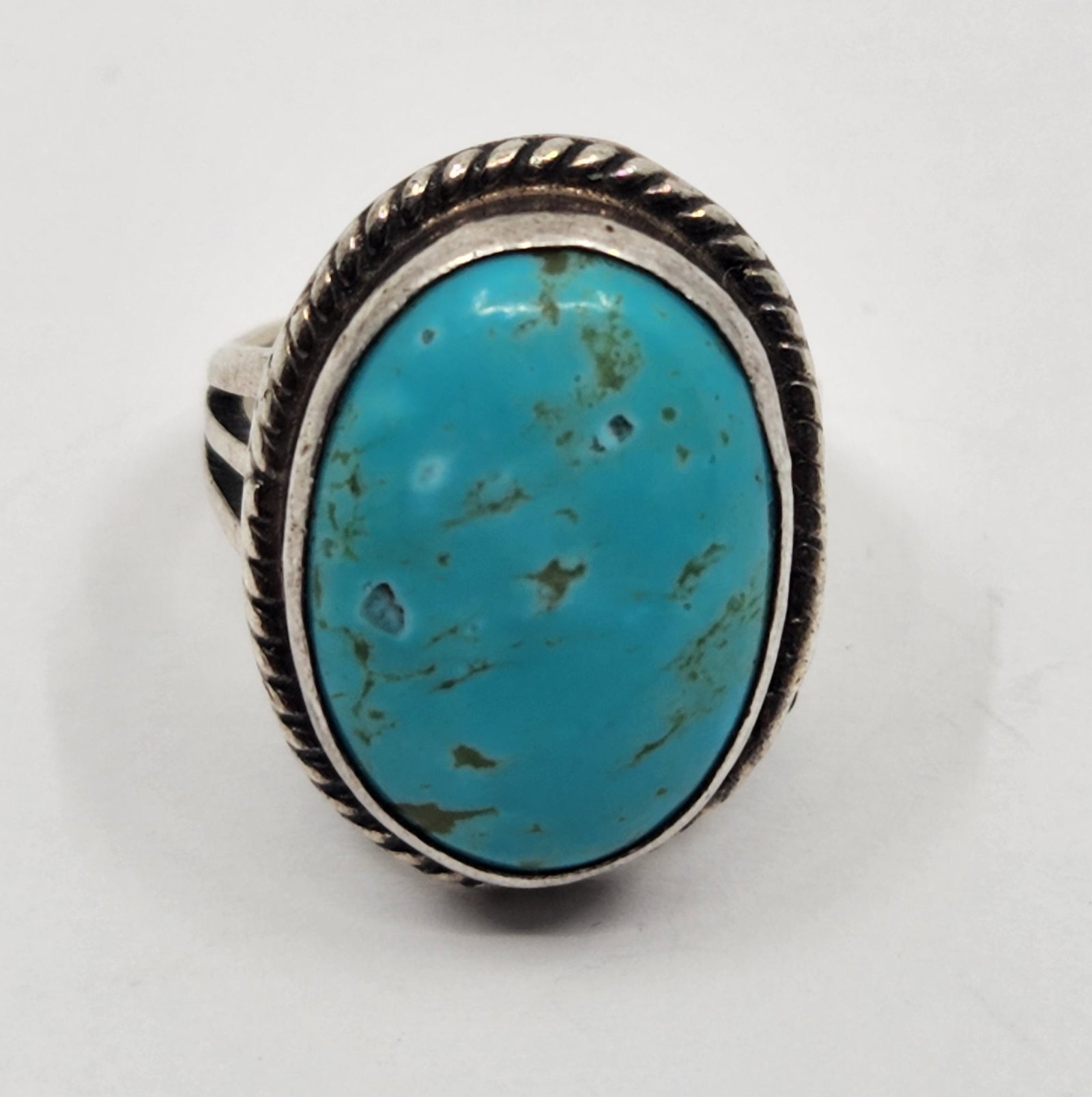 G. Jim, Navajo, Turquoise Sterling Silver Ring: Artist : G. Jim, Navajo Titre : G. Jim, Navajo, Turquoise Sterling Silver Ring Description (FR) : Bague en argent sterling, sertie d'une turquoise, signee au dos Sterling G. Jim Grandeur : 5 Descripti